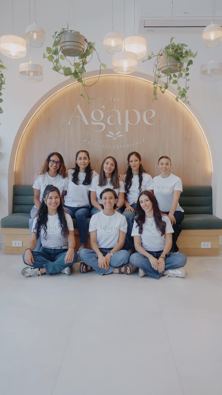 En Ágape hay un grupo de amig@s que cree en lo mismo que tú: que la vida en comunidad es nuestra mayor medicina.🤍
No somos solo un equipo, somos personas que se encontraron en el camino con las mismas ganas de construir algo real y humano.
Hoy celebramos que estamos juntos, y que tú también eres parte de esta mesa.✨
#ComunidadConsciente #AgapeWellness #AmistadyPropósito
