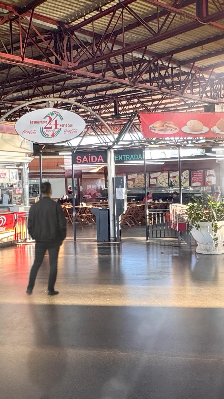 Tem horas em que tudo está fechado. O Norte Sul, não.
Seja no almoço, no jantar ou de madrugada, aqui você encontra comida de verdade, preparada na hora.
Há quase 40 anos, somos referência em tradição e o único restaurante 24 horas de Londrina.
📍 Rodoviária de Londrina
🛵 Também no iFood.
Norte Sul 24 Horas.
Tradição em servir a qualquer hora!