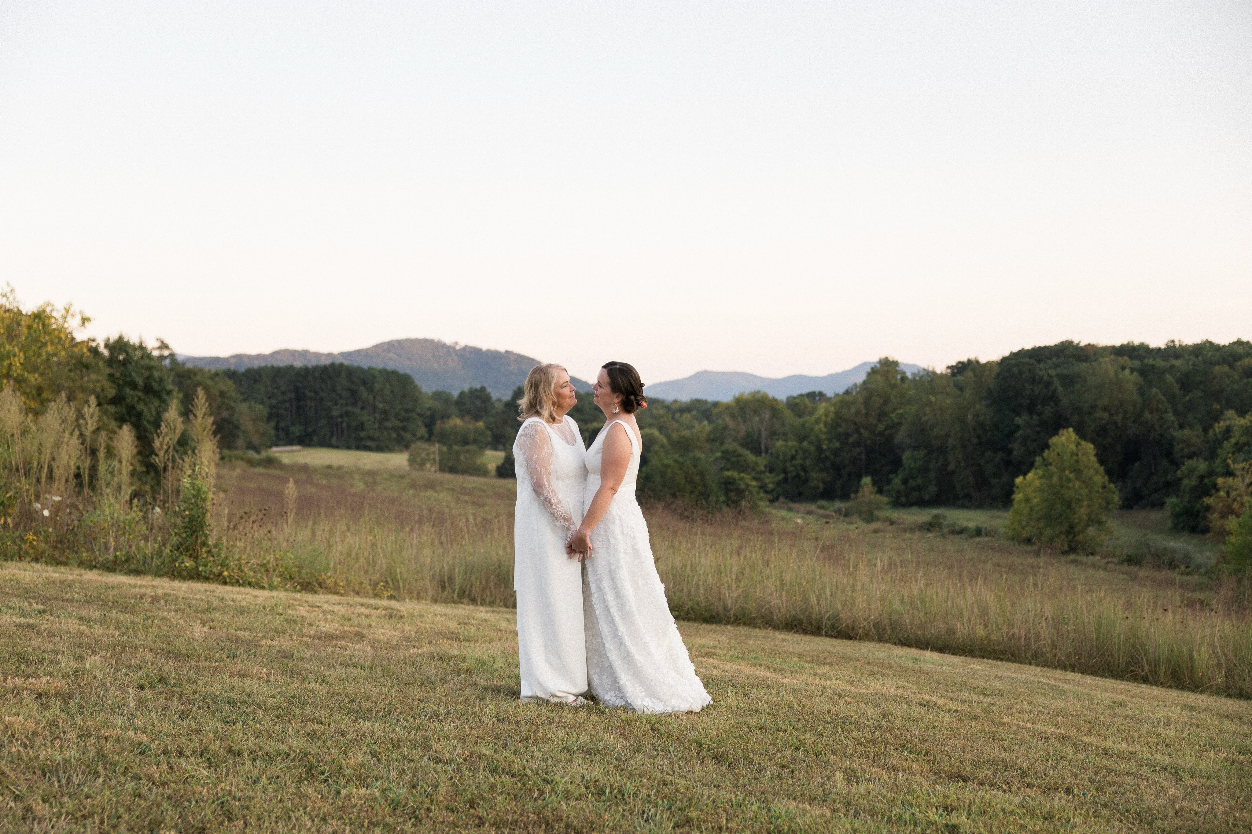 You are my favorite view🤍✨🌙
#starrynighteventsrva #starrynighteventsplanner #starrynighteventsrvaplanning #starrynighteventsrvaweddings #starrynighteventsrvacouples
Planning | @starrynighteventsrva @tanya_m_cornwell
Florals | @foxgrapedesigns
Photography | @shaunmalikphotography
Venue | Lewis Catherine House
Catering | @hmcatering
Band | @thedancecandy
Couple | @hutteres @stacieed23