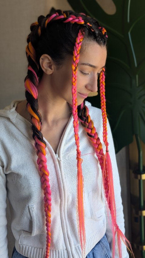 Feeling the heat in every strand ✨ Vibrant pink and orange braids that pop against the dark base soft yet powerful.
Would you rock this look? Drop a 🔥 if you’re obsessed!
Hair by @yatheguru
#hairandmakeupvegas #mobileglamsquad #edclasvegas #ravebraids #HairGoals