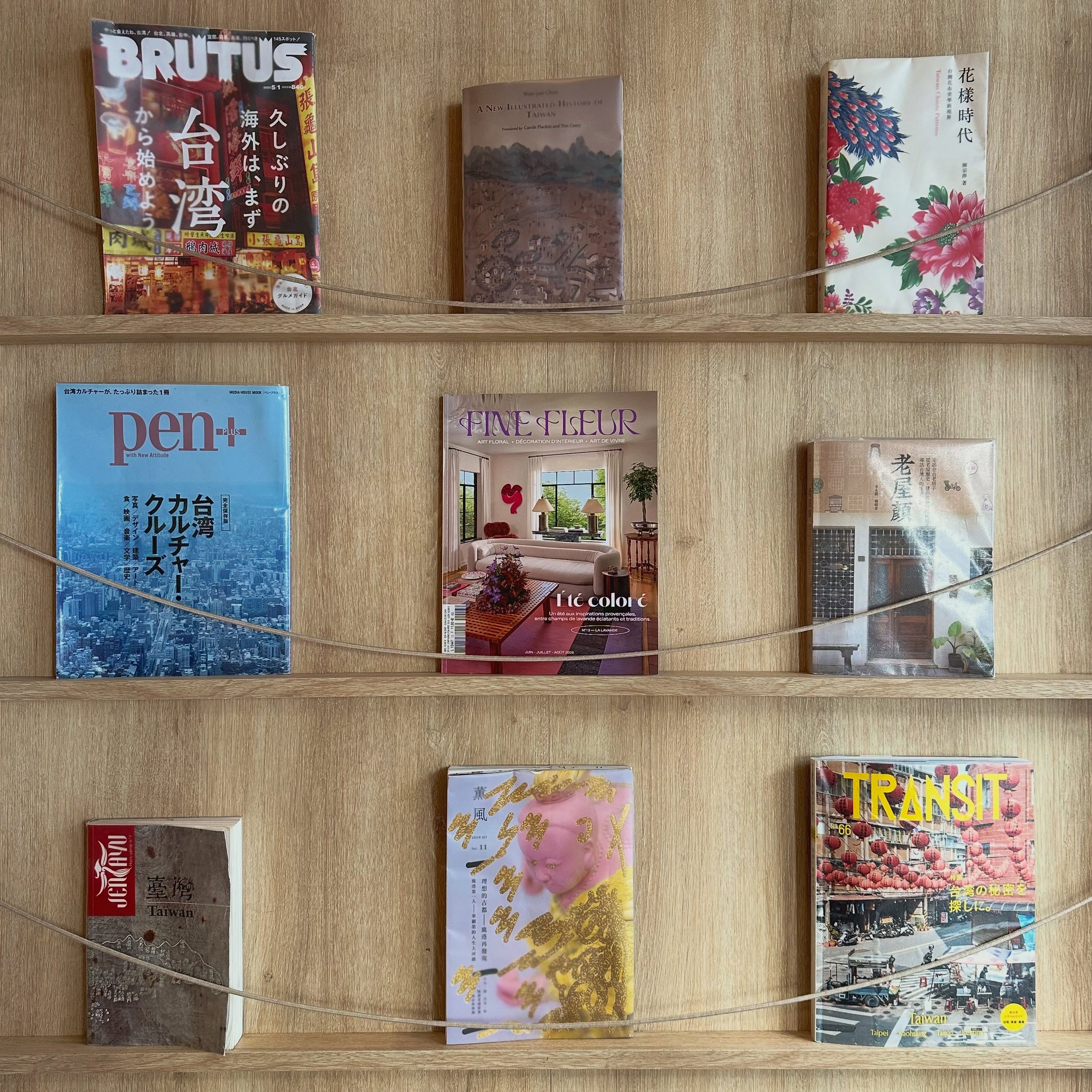 Dans une bibliothèque pleine de magazines… il y en a toujours un que l’on cherche 💜
On est curieuses, dites-nous quels sont vos magazines préférés en ce moment et pourquoi ?