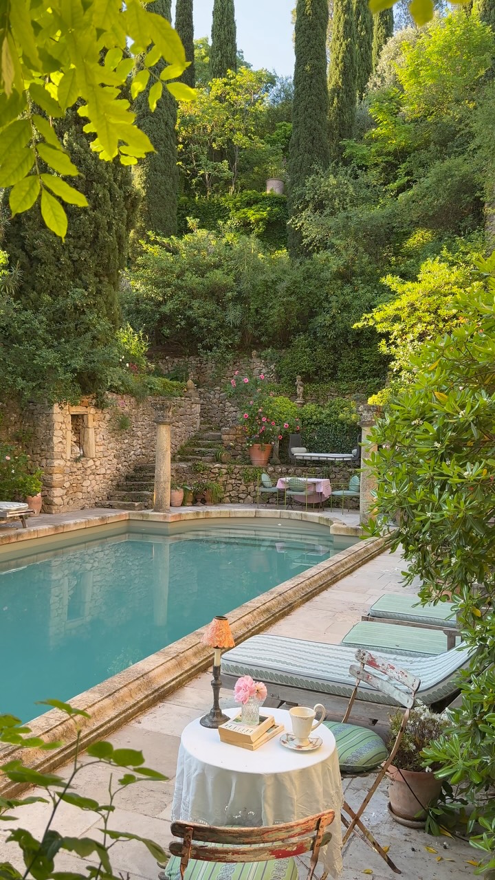 slow and quiet life in Provence 🌷 @aevasionn
send this to someone you would love to be here with!
check our Provence digital travel guide
link in bio @aevasionn 💌
.
.
provenza | provence | france | luberon | summer | Provençal | slow life | chateau | holidays | airbnb | la vie en rose | french life
#igfrance #frenchcountryside #provencefrance #lesud #france