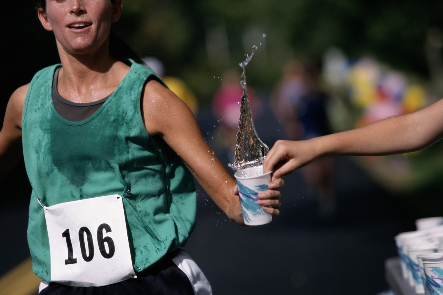 Det dök upp en intressant fråga på Instagram häromdagen:
Två löpare skulle springa 20 km.
Löpare A var professionell maratonlöpare med ett personbästa på 2:14 och sprang loppet fastande efter en kopp svart kaffe.
Löpare B hade en bakgrund som simmare. Hen var ny inom löpning men hade kolhydratladdat, vätskeladdat och tagit ett mellanmål före start.
Vem vinner?
Läs hela inlägget på min blogg.
Länk i bio!