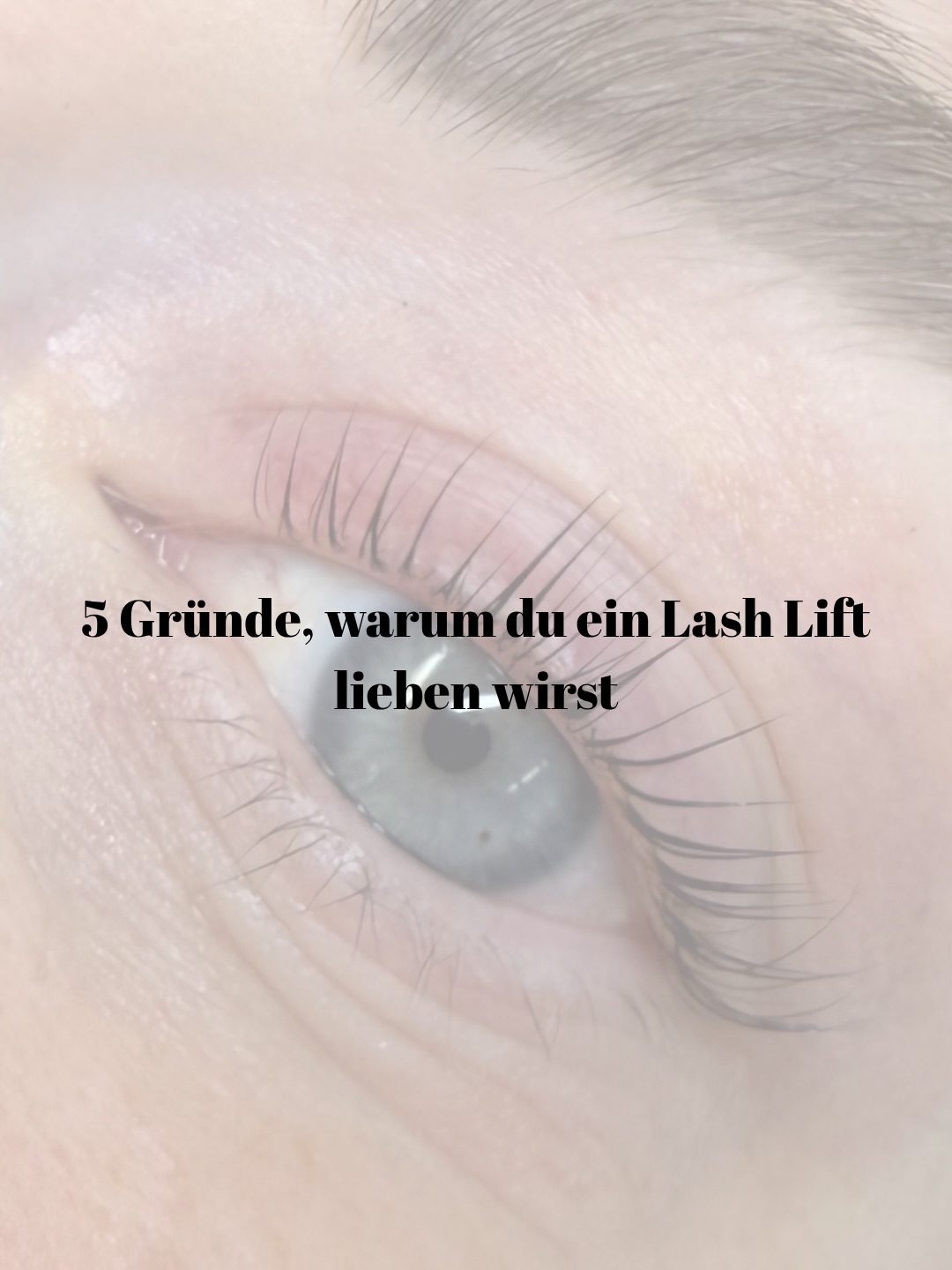 5 Gründe, warum du ein Lash Lifting lieben wirst 🤍
Hand aufs Herz: Wie oft stehst du morgens vor dem Spiegel, greifst zur Mascara und denkst dir, dass deine Wimpern trotzdem nicht so aussehen, wie du es dir wünschst?
Genau deshalb lieben so viele Frauen ein Lash Lifting. Der Blick wirkt sofort frischer und offener – ganz ohne künstlichen Effekt. Du musst morgens nicht mehr zur Wimpernzange greifen und kannst auch ungeschminkt das Haus verlassen, ohne dich „nackt“ zu fühlen.
Das Schönste daran? Es sind immer noch deine eigenen Wimpern. Sie werden einfach in ihrer schönsten Form betont. Natürlich, gepflegt und alltagstauglich.
Für mich ist ein Lash Lifting nicht nur eine Beauty-Behandlung. Es ist dieses kleine Detail, das jeden Morgen einen Unterschied macht.
Würdest du es ausprobieren oder hast du vielleicht noch Fragen dazu? Schreib sie mir gerne in die Kommentare oder sende mir eine Nachricht. 🤍
📍KatStyling | Piding
#lashlifting #wimpernlifting #lashliftingsalzburg #wimpernliftingsalzburg #piding