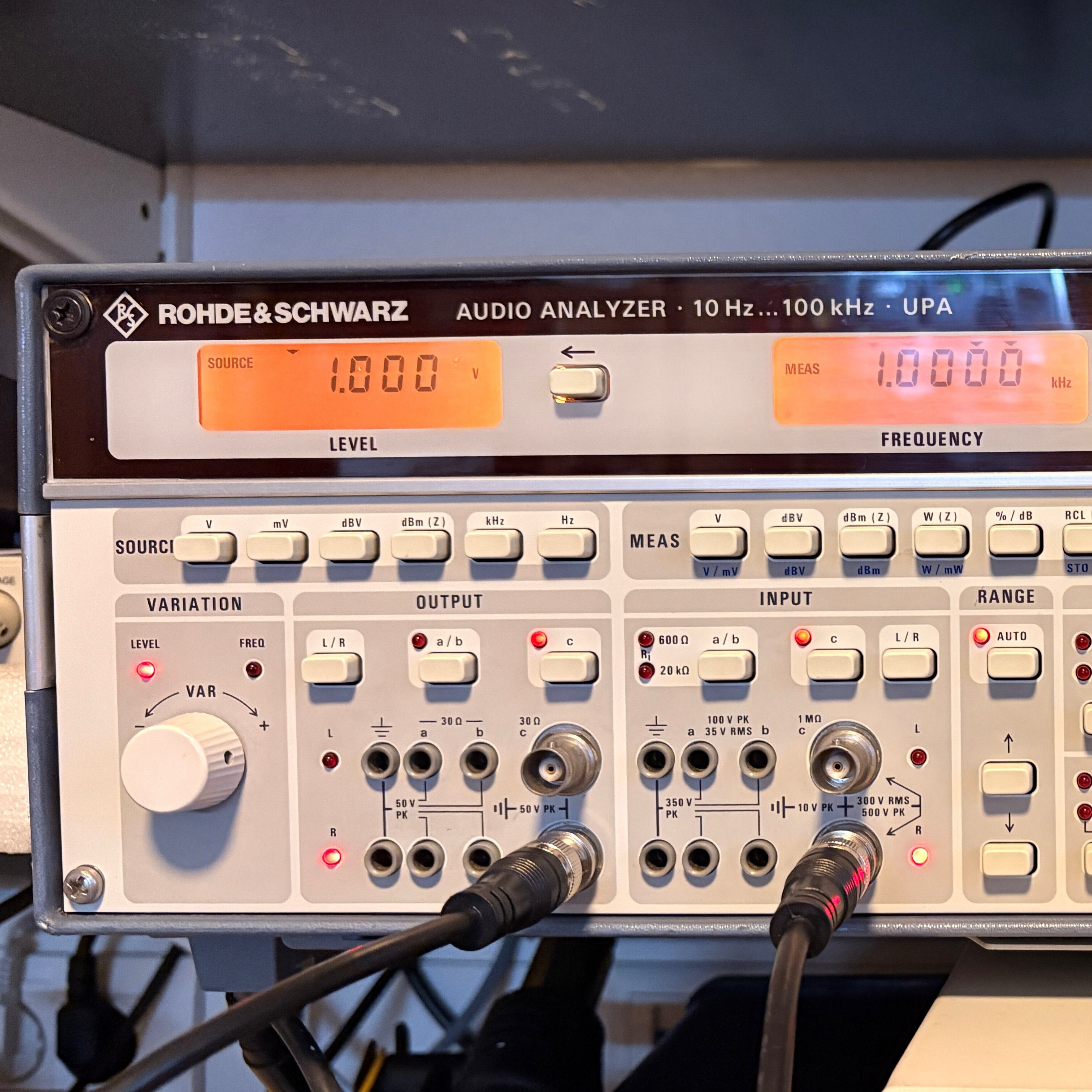 Rohde & Schwarz UPA… Neuzugang im Gerätepark. Diese Gerät hat folgende Funktionen:
- Signalgenerator und messen von
- THD+N über Frequenz+ Pegel
- Frequenzgang
- Kanaltrennung
- Fremdspannungsabstand
- Gleichlauf (W& F)
- RIAA Verifikation
Das macht vieles einfacher und reduziert den Gerätebedarf.
Etwas Einarbeitung ist notwendig, aber dann gibt es perfekte Vorher- /Nachher-Vergleiche der Reparaturen.
Für viele Kunden ein „Nice-to-Have“ für Ihre Schätzchen. 😎
#vintageaudiomd