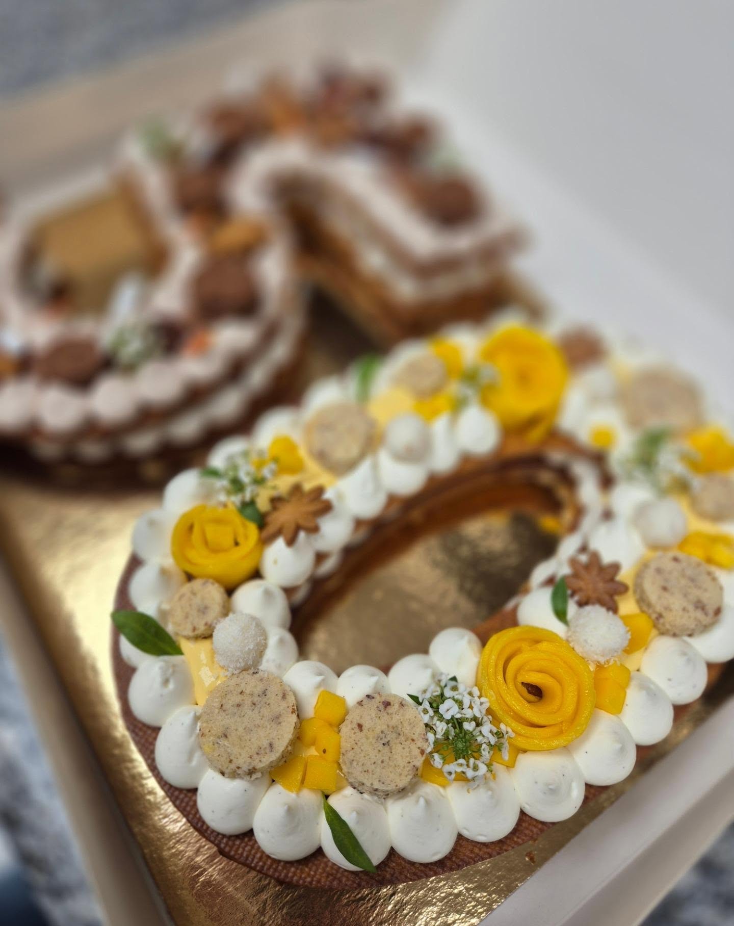 Une avalanche de Number Cakes 🎂✨
Ils font partie de vos grands favoris !
Entièrement personnalisables, ils sont disponibles avec les saveurs de votre choix, selon la saison. 🍓🍑🍫
📏 Comptez 6 à 8 parts par chiffre
ou
📏 10 à 12 parts par chiffre.
#numbercake #PatisserieFrançaise #versailles #pastry #viroflay