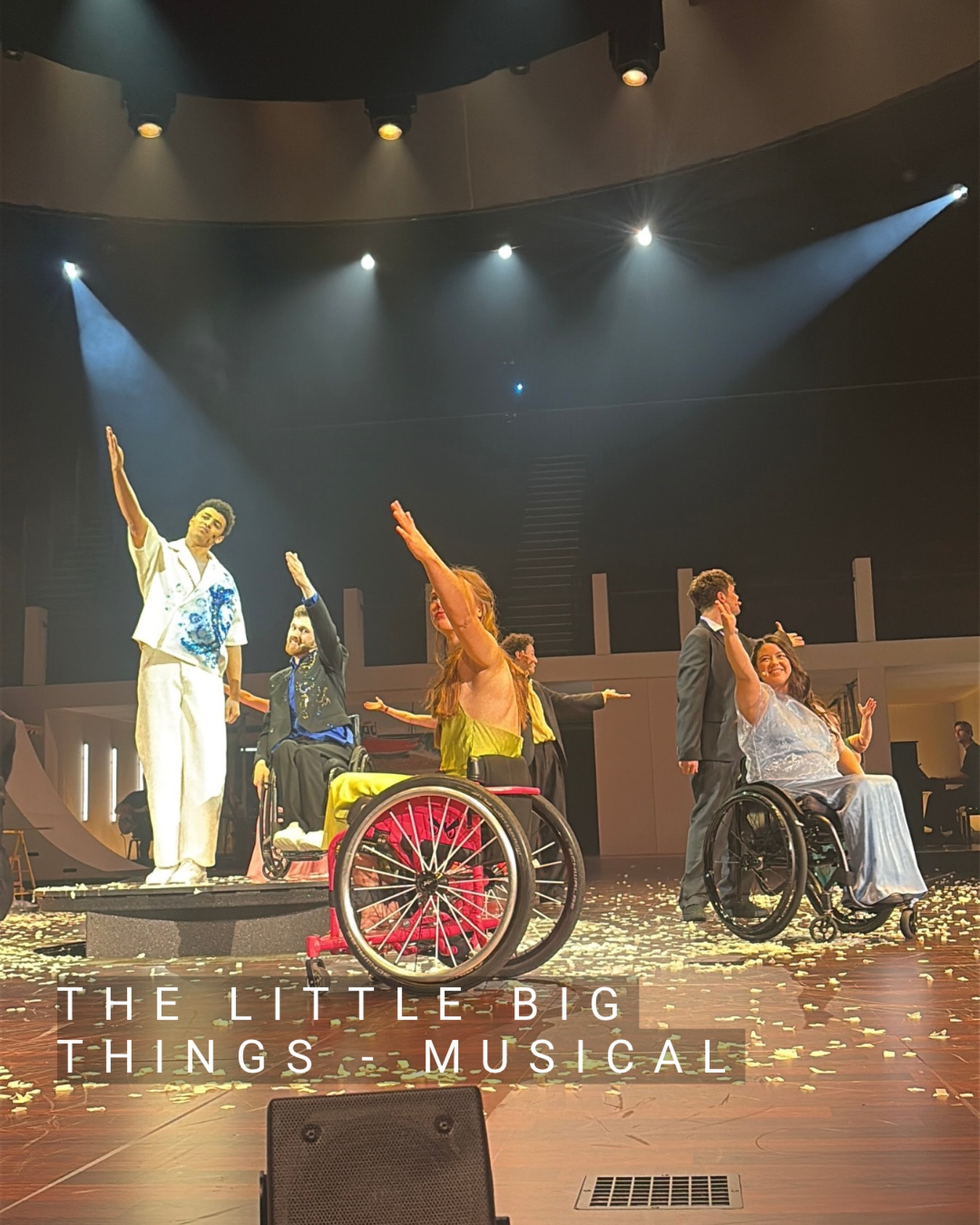 Wat een musical. Echt 10/10 would recommend
De musical gaat over Henry Fraser die door een ongeluk een dwarslaesie oploopt en hoe hij en zijn familie daarmee om gaan. Het is ondanks het zware thema een best wel feel good musical met upbeat nummers. Het was ook weer heel fijn om zo veel disabled mensen op het podium te zien.
De toegankelijkheid was ook goed geregeld. Ze hebben nu op de begane grond een rolstoellift naar de zitplekken in de stalles, waar ook de rolstoelplekken zitten. Voorheen was er alleen een vrij steile helling, maar nu zijn er dus twee opties. En in de pauze kwamen ze een pauzedrankje brengen bij de rolstoelplekken.
Dit was ook een van de voorstellingen dat er een prikkelarme ontvangst was en dat was te merken. De zaal was eerder open, het was rustiger op de gangen en er stond geen muziek aan. Dat gaf ook rust.
Al met al, ik raad de musical ontzettend aan!