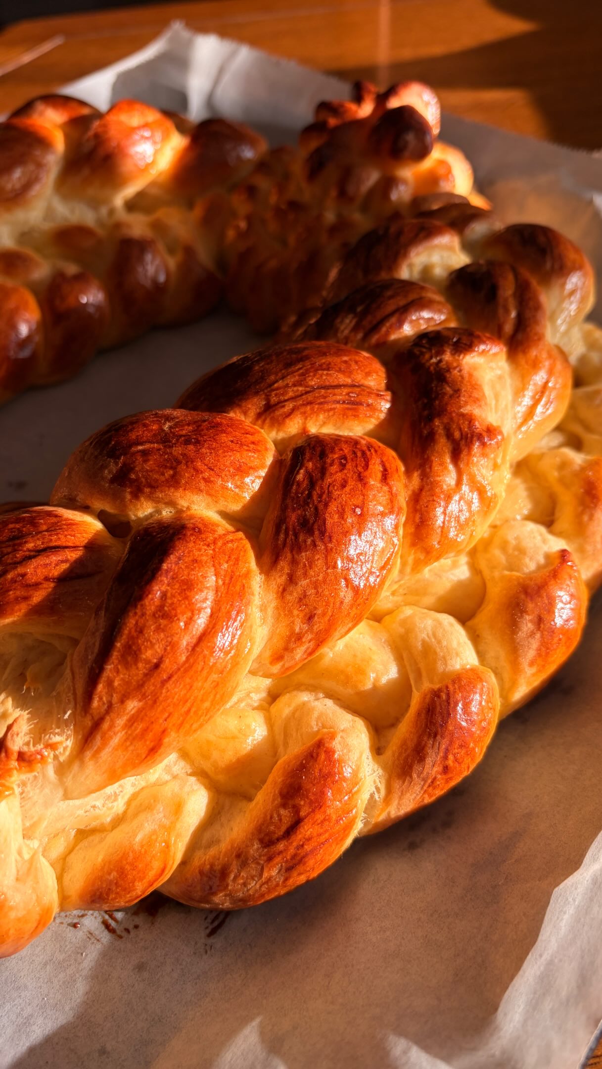 300 petits pains 🤎✨
Derrière ces 300 pièces, il y a des heures de travail, de passion et de détermination.
Une critique aurait pu me faire douter… mais j’ai choisi de continuer à croire en mon savoir-faire et à donner le meilleur de moi-même.
Aujourd’hui, ce résultat me rappelle une chose : ne laissez jamais un avis éteindre votre passion. ✨
Merci pour votre confiance 🤎
Ô Saveurs de Mamé est disponible pour vos commandes de particuliers et vos événements professionnels, les réservations pour août et septembre sont déjà ouvertes 😌
📩 Contactez-nous pour vos réceptions, cocktails, séminaires et moments gourmands. #traiteurparis #traiteurantillais #osaveursdemame #foodlovers❤️ #traiteurevenementiel