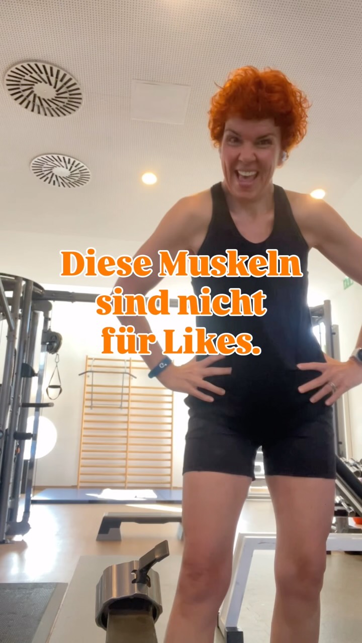 Muskelmasse ist keine Frage der Optik.
💪 Sie ist eine Investition in deine Unabhängigkeit. Gerade in den Wechseljahren.
Denn der wahre Flex ist nicht, heute gut auszusehen.
Sondern mit 85 noch mühelos Treppen zu steigen.
Die Einkaufstaschen selbst zu tragen.
Nach einem Sturz wieder alleine aufzustehen.
🩷🧡 Krafttraining ist kein Schönheitsprojekt.
Es ist Zukunftsvorsorge.
💪 Schaust du noch oder investierst du schon?