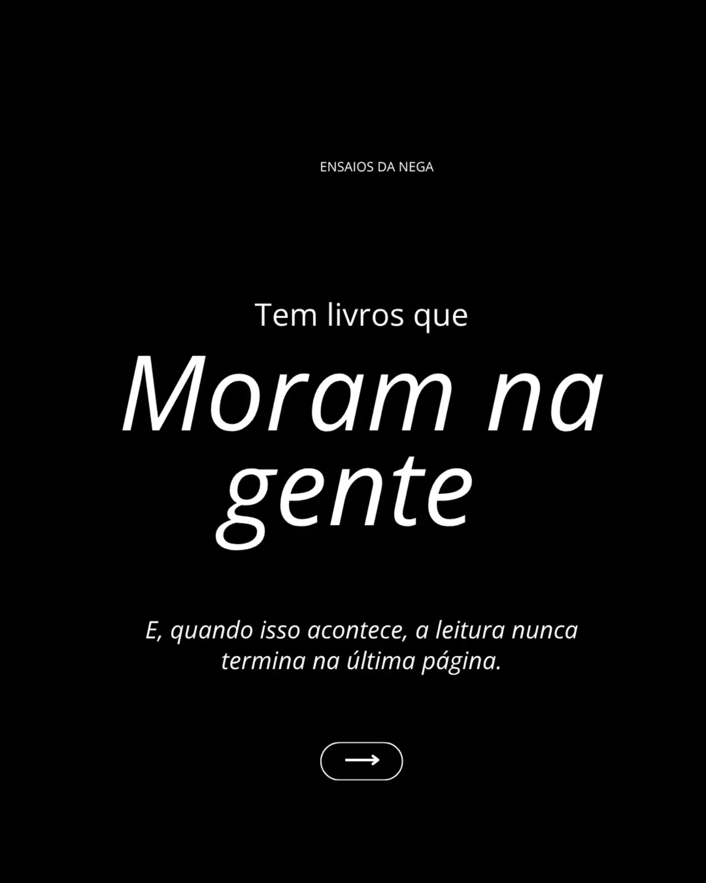 Tem livro que a gente termina e segue a vida. E tem livro que continua morando na gente muito depois da última página. ❤️
Ele aparece numa conversa qualquer, numa música, num cheiro, numa tarde de chuva. Você se pega pensando nos personagens como se fossem velhos conhecidos e percebe que aquela história mudou alguma coisa dentro de você.
Nem sempre são os livros mais famosos ou os mais premiados. Às vezes, são aqueles que chegam exatamente quando a gente precisava deles. E, sem fazer barulho, acabam encontrando um lugar para morar.
Esse carrossel é sobre esses livros. Os que deixam de ocupar um espaço na estante para ocupar um espaço na nossa memória, nas nossas conversas e na forma como enxergamos o mundo.
E agora me conta: qual livro escolheu morar em você? ❤️
#Leitura #VidaLeitora #Livros #EnsaiosDaNega