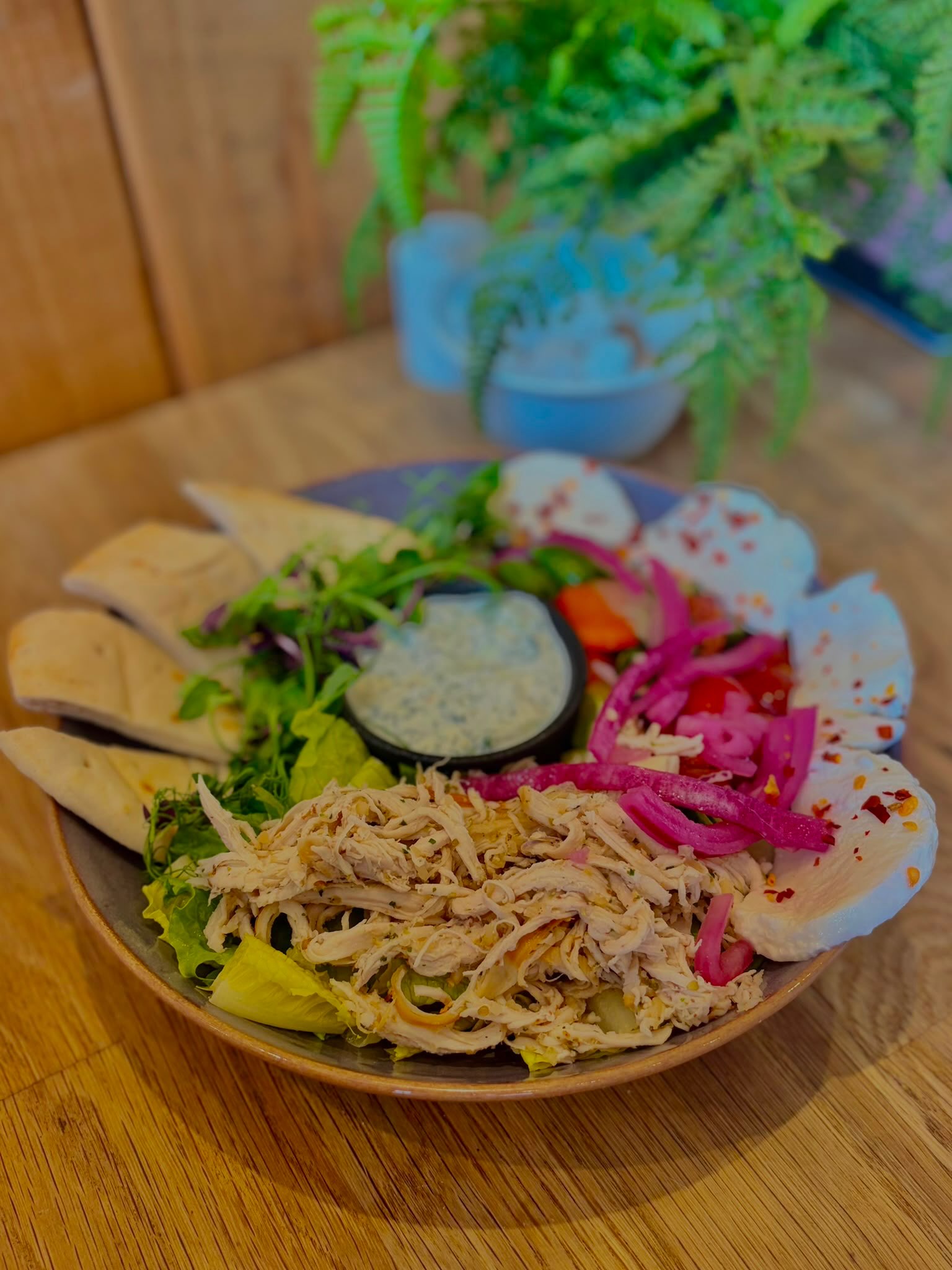 What are you fancying for lunch? š„
Come & try Amberās lemon & garlic chicken salad, served with homemade tzatziki & flatbread š