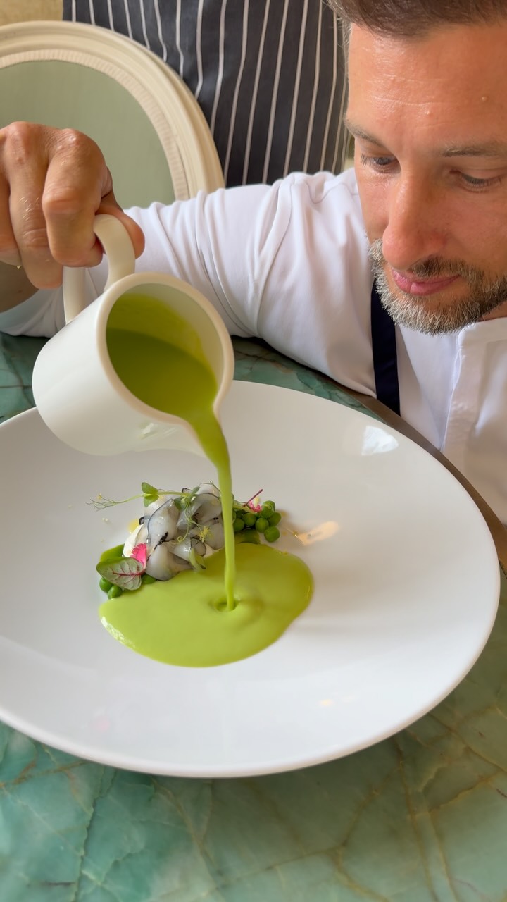 It’s gonna be another scorcher this weekend, but @dvdgiac has the perfect antidote - cold pea and wasabi soup with crème fraiche and cuttlefish. Cool and refreshing, this is best enjoyed in the gardens, or the restaurant inside if you prefer air conditioned comfort ☀️