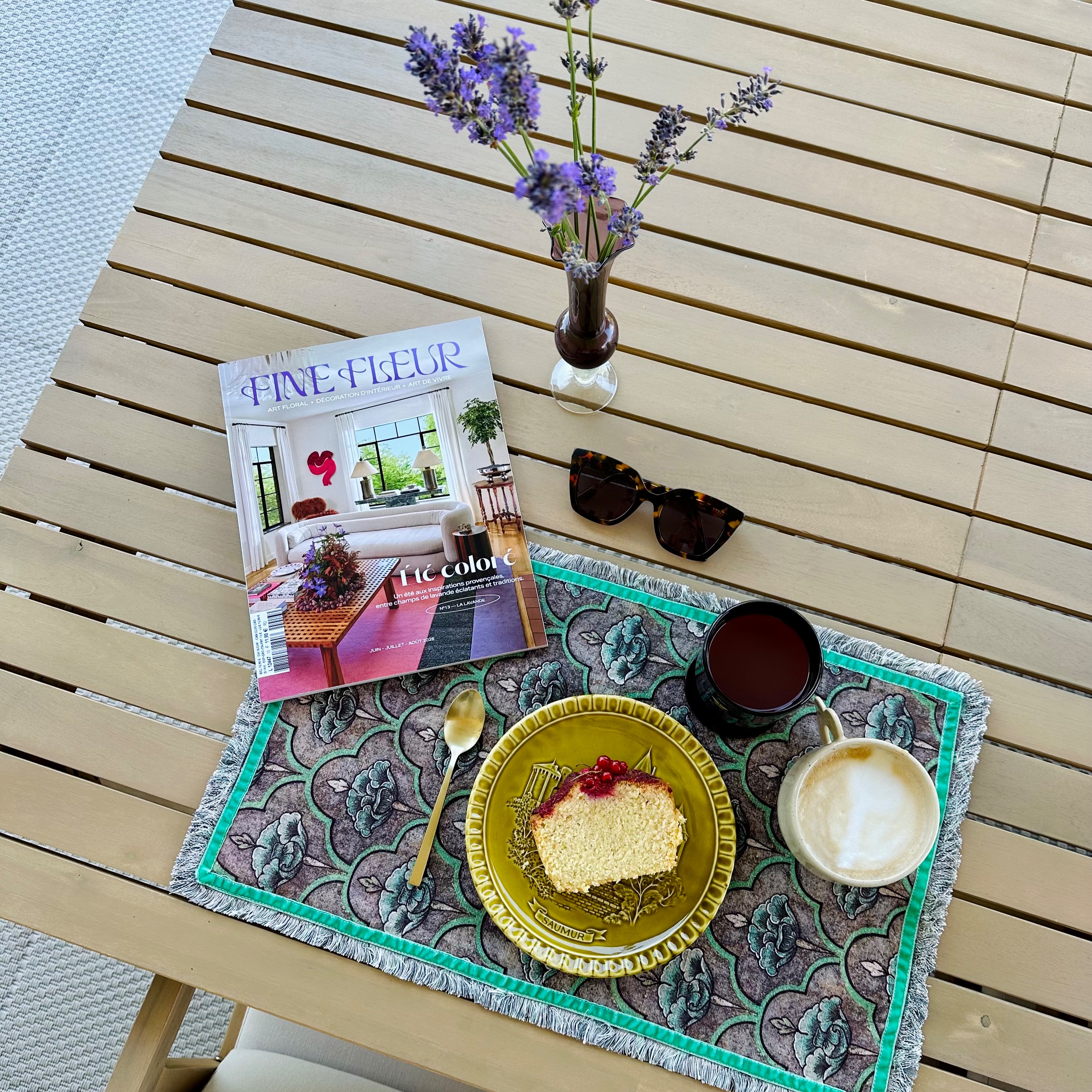 La recette du parfait moment de pause : un café, une part de gâteau, et le nouveau Fine Fleur 📖✨ Et vous, c'est quoi votre rituel détente des vacances ? Dites-nous en commentaire 👇