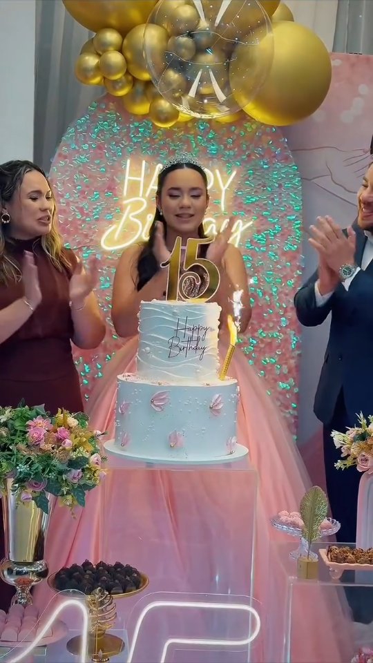Como surgiu a festa de 15 anos???💃
🎁O início dos bailes de debutante remonta à Europa antiga, na segunda metade do século XVI, na região onde hoje se encontram a França, Alemanha, Inglaterra e Áustria.
O objetivo desses bailes realizados pelas famílias nobres da época, era apresentar à sociedade suas filhas que, nesta noite, deixavam de ser crianças e tornavam-se mulheres, podendo usar roupas mais adultas, participar de festas e namorar.
O ponto alto da festa era a troca de vestidos, quando a debutante trocava o vestido da recepção, mais infantil, por um modelo adulto e sério. Após a troca a aniversariante dançava com o pai, podendo ser a tradicional valsa ou alguma outra dança costumeira da região.
Buffet - @emerson.eventos88
Fotos e vídeos - @allexx._santos lexadre
