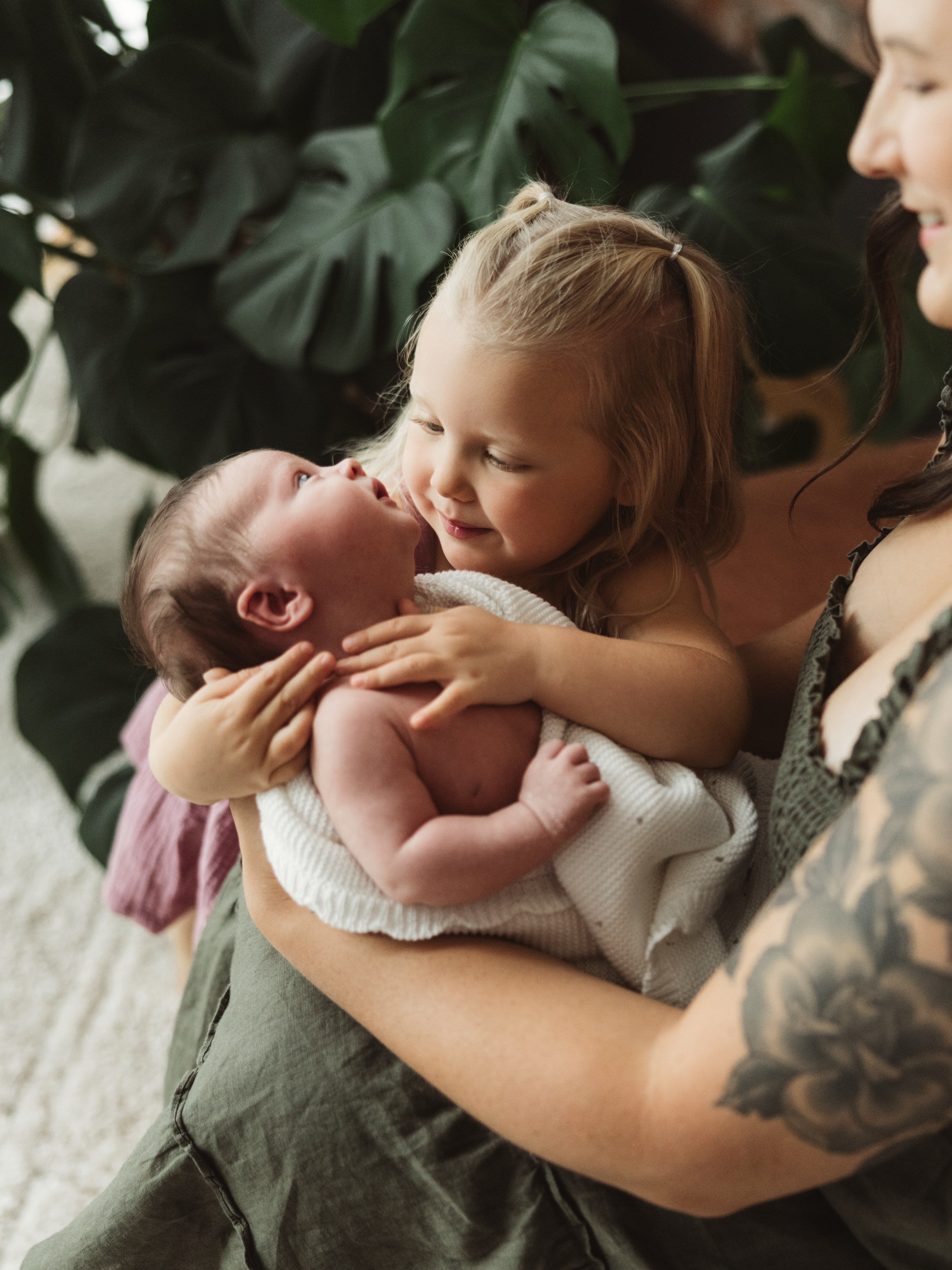 The sweet sibling ‘snuggles’ are always some of my favorites 😍. #lifeunpredictablephotography #newbornphotography #newbornphotographer
