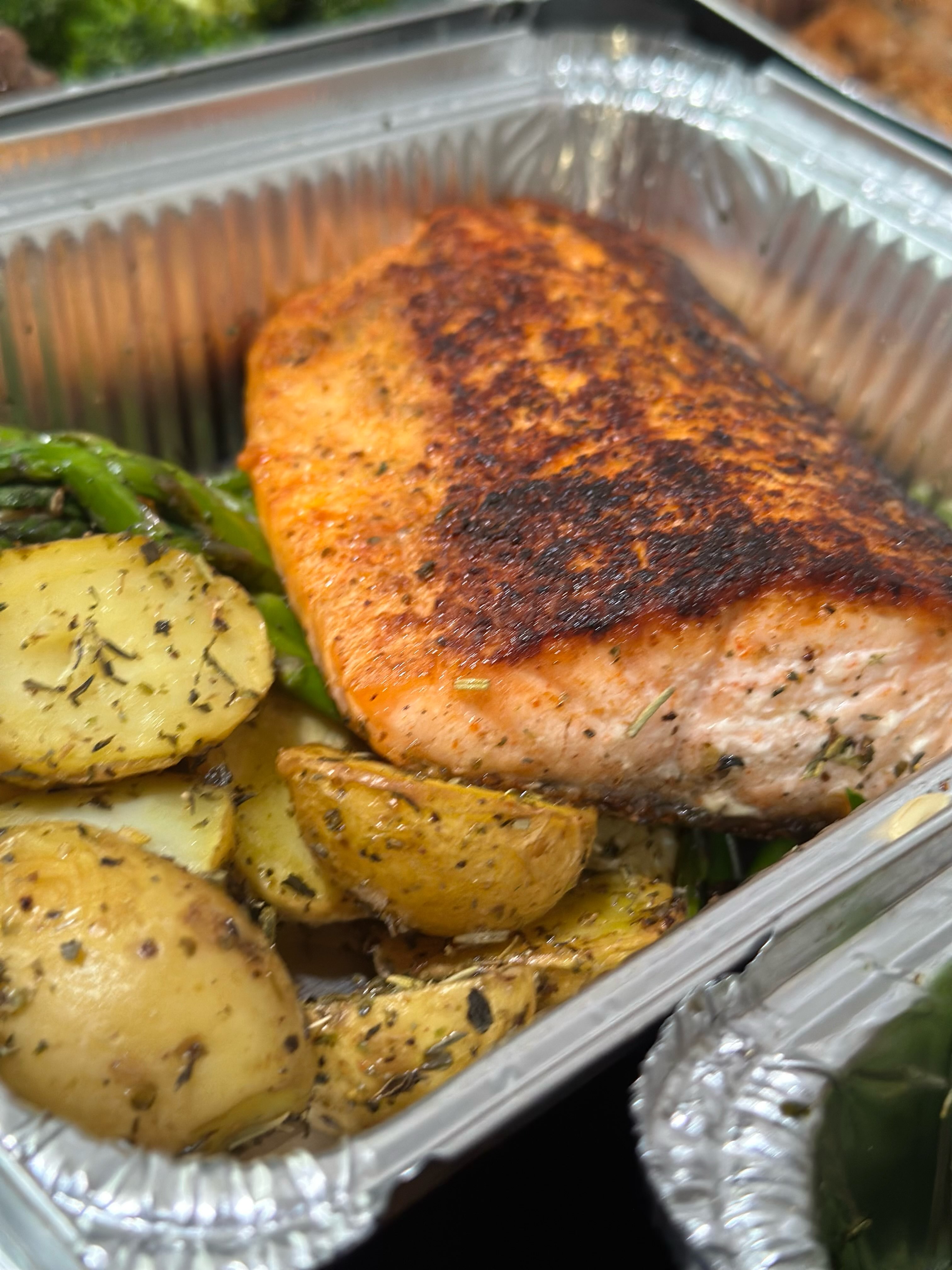 💪 HIGH-PROTEIN MEAL PREPS ARE HERE! 💪
Y’all have been asking… and I’m finally bringing them back! 🙌🏾
If you’ve been wanting to eat better without spending hours in the kitchen, I’ve got you. Every meal is made from scratch with fresh ingredients, packed with protein, and designed to actually taste good and not like “diet food.” 💁🏾♀️
✨ Perfect for:
• Busy professionals
• Fitness & weight-loss goals
• Parents who don’t have time to cook
• Anyone who wants real food without the hassle
What you can expect:
🍴 Fresh, chef-prepared meals
💪 Protein-packed, balanced meals
🌿 Real ingredients, made from scratch
📦 Convenient weekly pickup
❤️ Made with love by a chef who actually cares
📅 Order now for Sunday’s pickup at 2:00 PM!
💰 Meal plans start at just $100/week.
📩 Comment MEAL PREP or send me a message to reserve your spot. Weekly quantities are limited!