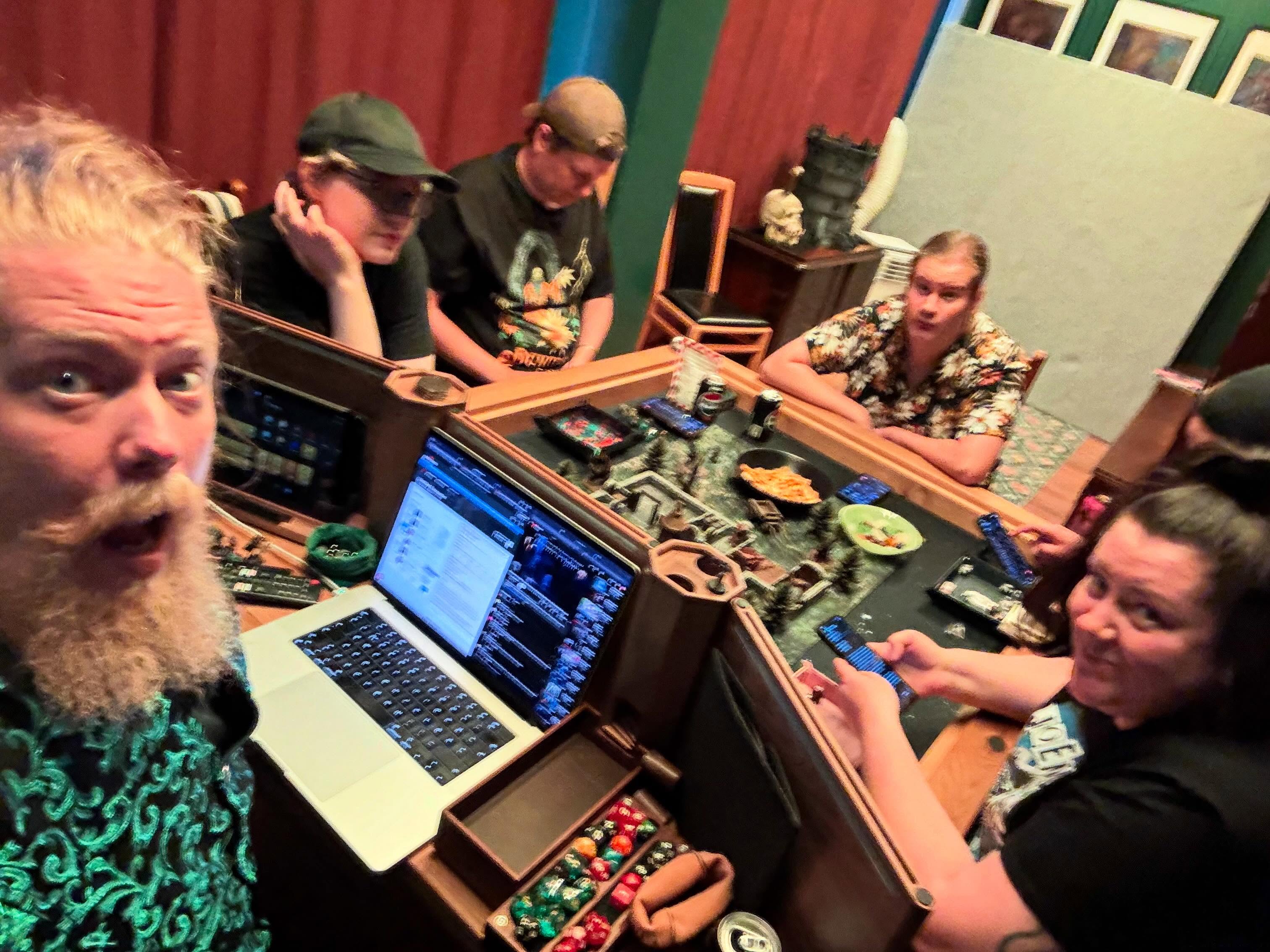 Pelit pyörähtivät Tyrmällä käyntiin D&D: Curse of Strahd kampanjan merkeissä! Sumuun eksyneet seikkailijat saapuivat Wizards of Wine viinitilalle selvittämään miksi toimitukset Vallakiin olivat katkenneet. Perillä kävi ilmi että ryhmä druideja oli vallanut sen. Illan aikana aloitetta heitettiin neljään kertaan ja mylläkkä oli melkonen! Matkalla Vallakiin ryhmän yllätti vielä pieni ryhmä ihmissusia jotka olivat nälkäisiä! Oli mahtava kauden avaus!