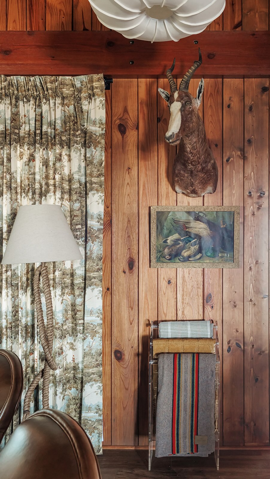 Vintage finds, custom pieces, and a little personality in every corner you look. The kind of room that makes you want to kick off your boots and sit a spell. 🤠