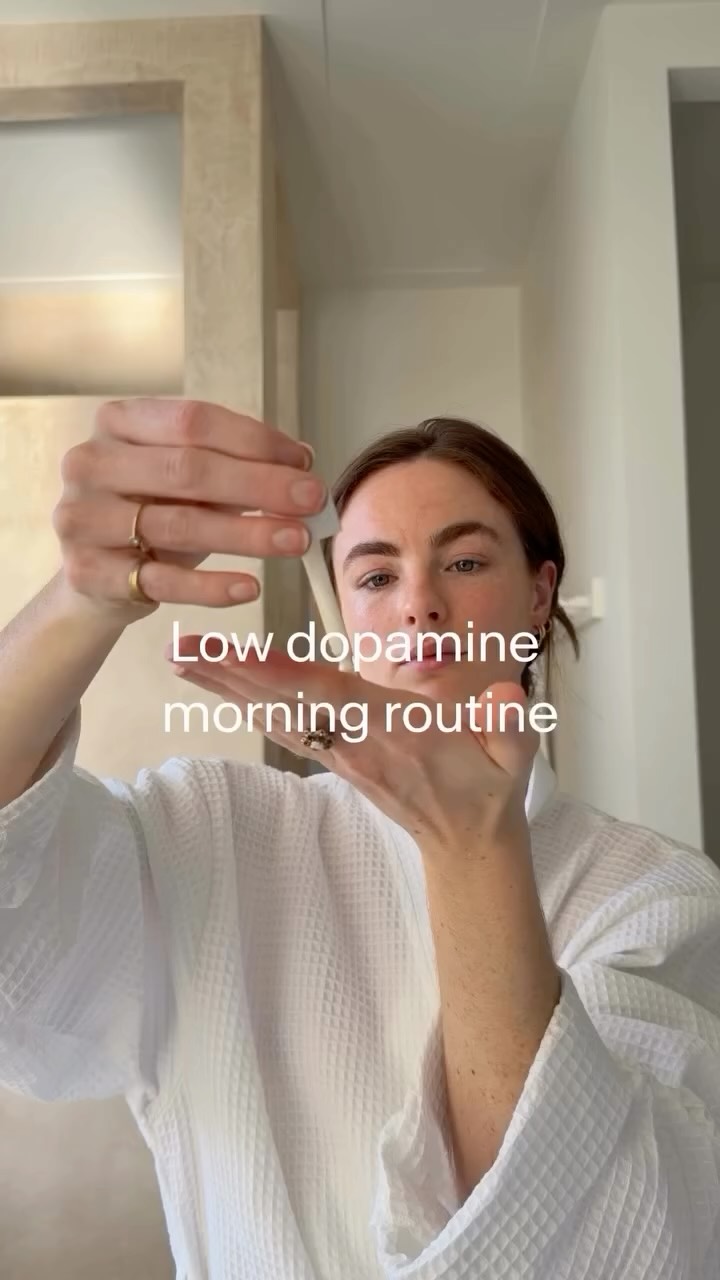 Low dopamine morning routine = weniger Stress für Haut & Nervensystem ✨
Keine Reizüberflutung. Keine 20 Produkte.
Nur ruhige Pflege, Feuchtigkeit und ein frischer Glow 🤍
#lowdopamine #gesichtsroutine #skincare