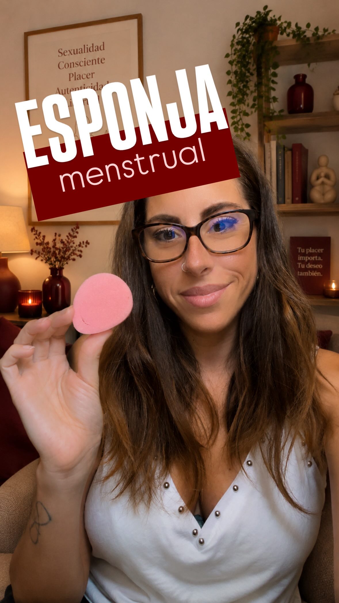 Nos enseñaron que un tampón era prácticamente la única opción. Y durante años, muchas ni siquiera supimos que existían alternativas.
En este vídeo te enseño qué es una esponja menstrual, cómo se utiliza, cuáles son sus ventajas y para quién puede ser una buena opción.
Más allá de la comodidad, creo que también merece la pena reflexionar sobre algo: cuánto conocemos realmente nuestro cuerpo y cuántas decisiones tomamos simplemente porque nadie nos enseñó que había otras posibilidades.
Informarnos no significa que todas tengamos que elegir lo mismo. Significa poder decidir con conocimiento, escuchando nuestras necesidades y nuestro propio cuerpo.
Cuéntame en comentarios: ¿Conocías la esponja menstrual o es la primera vez que oyes hablar de ella? 🩸✨