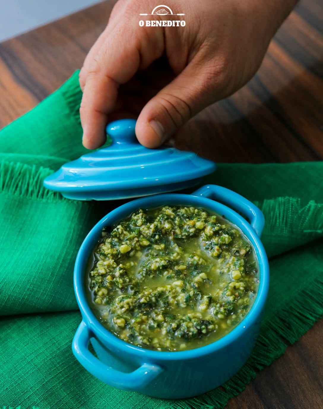 Nosso molho pesto é produzido com manjericão fresco, nozes e queijo parmesão, é preparado cuidadosamente com azeite de oliva extra virgem, resultando em um molho aromático, cremoso e cheio de personalidade.
Perfeito para transformar uma refeição simples em uma experiência especial: combine com nossas massas, finalize um prato, acompanhe focaccias e grissinis, também disponíveis no cardápio, ou use sua criatividade para criar novas receitas.
E o melhor: temos frescos, feitos hoje mesmo!
Venha nos fazer uma visita e garanta o seu para este fim de semana!