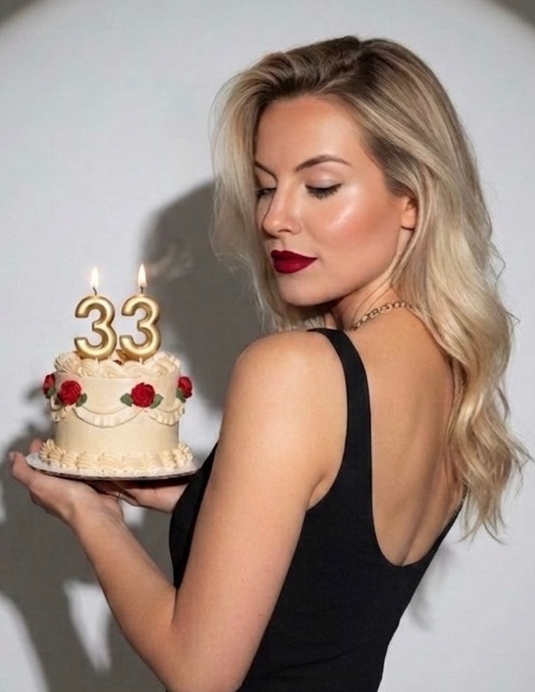 33. ✨
Ein weiteres Jahr voller Erfahrungen, Herausforderungen und schöner Momente.
Ich bin dankbar für die Menschen, die mich begleiten, für jede Kundin, die mir ihr Vertrauen schenkt, und für die Möglichkeit, jeden Tag das zu tun, was ich liebe.
Auf ein neues Lebensjahr mit vielen schönen Erinnerungen, Gesundheit und ganz viel Glück. 🤍
Happy Birthday to me. 🎂🥂
#birthdaygirl #birthdaycake #birthday