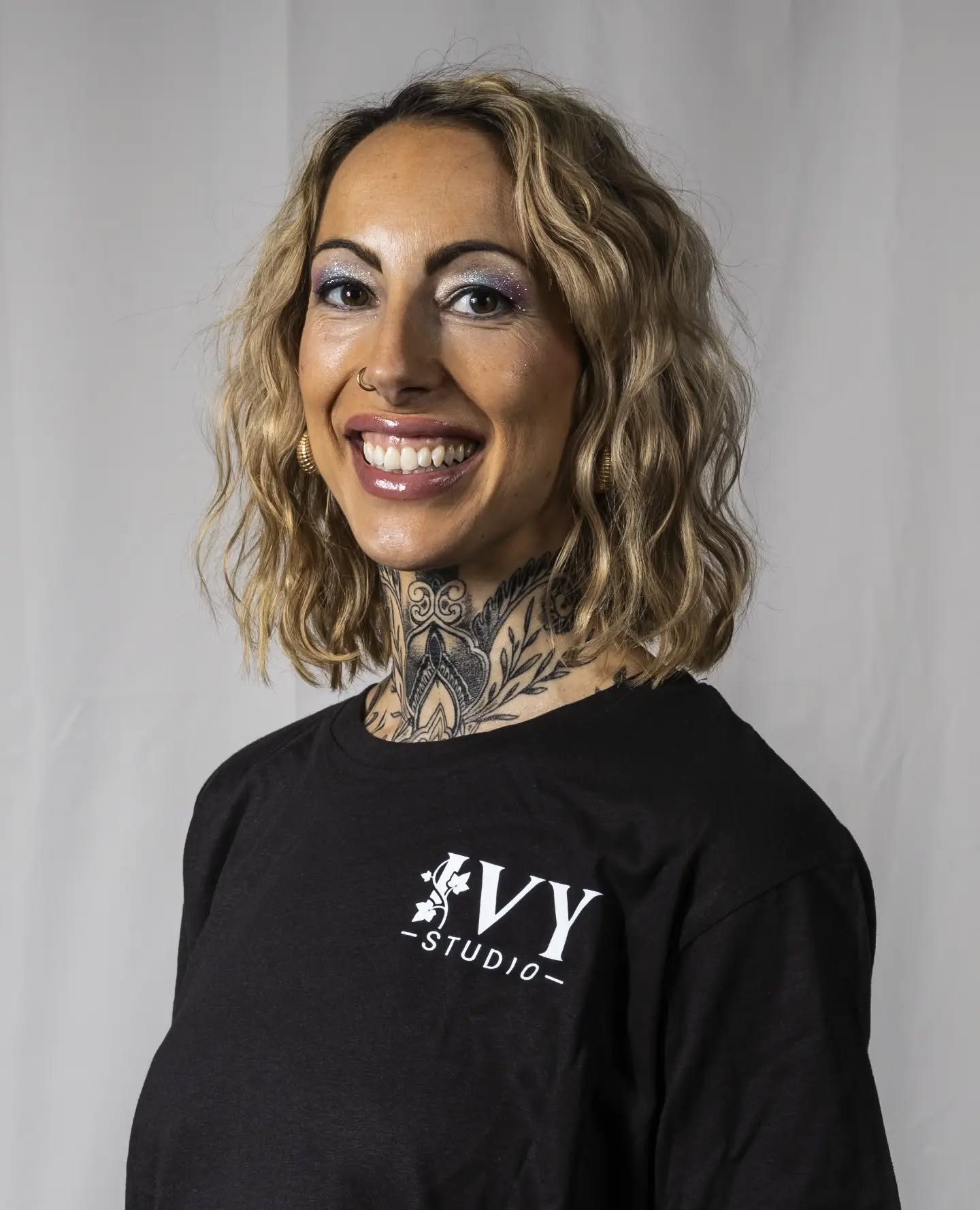 Instruktörspresentation @scherminator
Lär känna mig
Namn Iza
• Instruktör i poledance, heels och dans utan stång
• Hur länge har du tränat Pole/aerial? Sedan 2016
• Vad betyder IVY för dig? Ivy är mitt andra hem, en plats där jag får utlopp för känslor och kreativitet.
Lite om mig
• Favoritgodis? Choklad
• Favoritfärg? Rosa
• Vad gör du när du inte tränar? Jobbar som fysioterapeut, umgås med vänner och tänker på dans.
3 snabba
• Static eller spin? Spinny
• Flexibilitet eller styrka? Vill egentligen inte välja, kombinationen av båda är det bästa!
• Tricks eller flow? Flow
Avslutning
• Favorittrick? Handsprings i alla dess former
• Drömtrick? bird of paradise och spatchcock
• Vad skulle du säga till någon som funderar på att börja med pole/aerial eller annan dansform på IVY? Många tror att man behöver ha erfarenhet innan en kurs hos oss men så är det verkligen inte! Nyfikenhet räcker och därefter hjälper vi till med resten. Att börja på Ivy är det bästa jag har gjort! ❤️