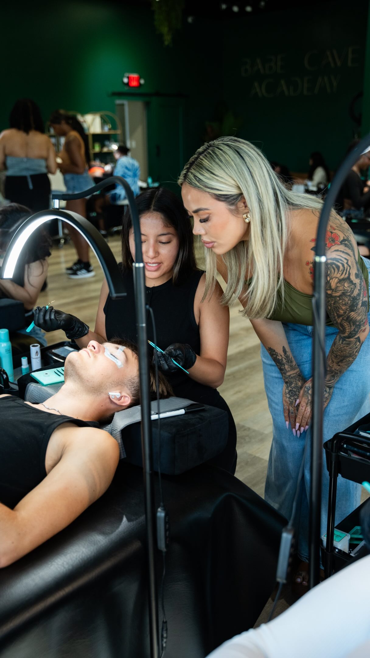 This is a lash course designed for the artists who care about their education & want to build long term careers in the industry 🫶🏼
You’ll go from a total beginner to an ARTIST who can create styles that clients are actually booking today, even if you have 0 experience
You don’t need any license either, after this program you’ll be legally certified to lash clients!
Next date: August 27-29 & Sept 3-5
Just send us a dm for the details 🫶🏼