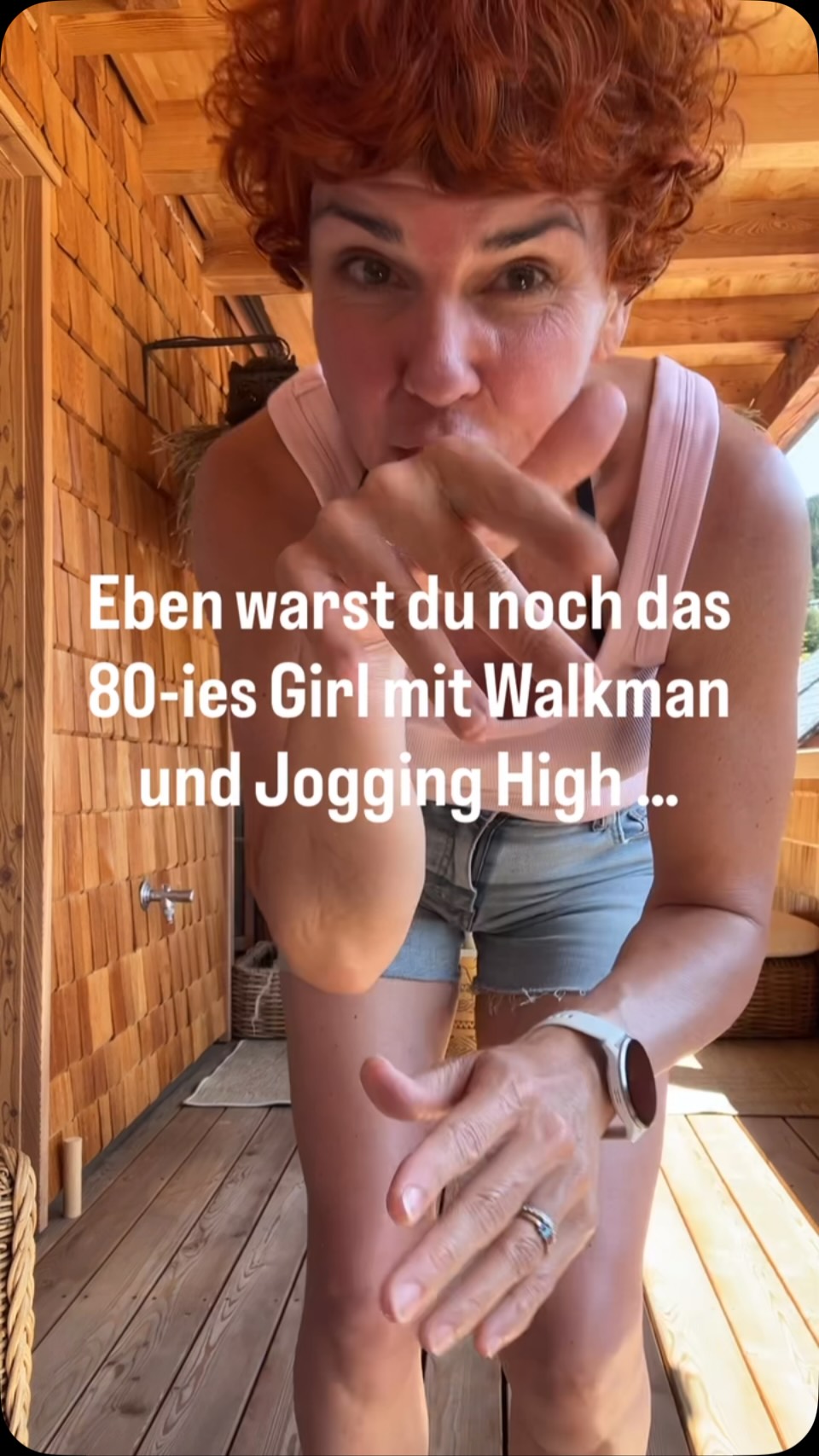POV: Du warst gerade noch das Mädchen mit Walkman und Jogging High. 🎧
Und jetzt?
Redest du mit Freundinnen über Schlaf, Hormone und Hitzewallungen. 😅
Ganz ehrlich?
Manchmal frage ich mich auch, wo die letzten 30 Jahre geblieben sind.
Aber weißt du, was ich in den Wechseljahren gelernt habe?
✨ Das Leben wird nicht kleiner.
Wir hören nur endlich auf, es ständig für andere zu leben.
Vielleicht ist genau jetzt die Zeit,
in der wir mutiger werden.
Leiser Erwartungen folgen.
Und lauter uns selbst.
Es wird Zeit, den Staub von den Wechseljahren zu blasen und Glitzer darauf zu streuen. ✨
🩷🧡 Speicher dir dieses Reel für den Moment, in dem du glaubst, die besten Jahre lägen hinter dir.
📲 Und schick es einer Freundin, mit der du früher Kassetten getauscht hast – und heute offen über die Wechseljahre sprechen möchtest.
Danke @seinsalzkammergut für die tolle Location
Werbung, weil Einladung