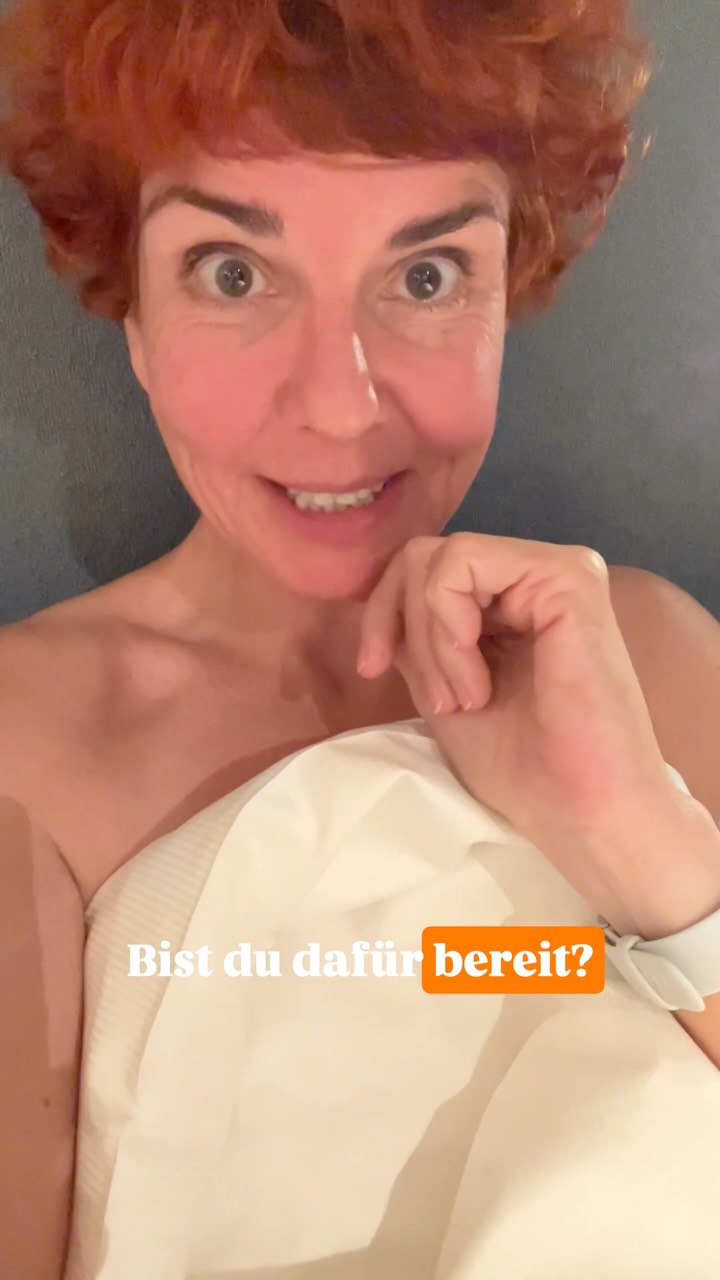 Klartext: Es sind rund 15 Kilo, die ich abgenommen habe. Durch eine Ernährungsumstellung und durch Krafttraining und Sport.
Viel Fett ist weg, viel Muskeln sind da. Was auch weg ist, ist mein Busen. Das stört mich manchmal mehr, manchmal weniger.
Wer kennt‘s? Und wie gehst du damit um?