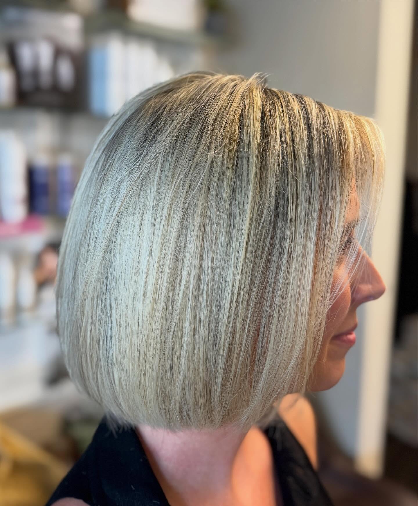 Short. Sharp. Sun-kissed. This bob was made to move✨
Color + Cut by Marilena
Book your next look💫 Link in bio