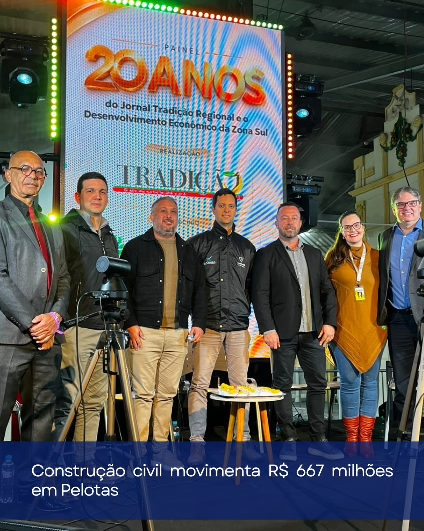 📊 Uma indústria que constrói muito mais do que edifícios: constrói desenvolvimento
Durante painel realizado na programação oficial da Fenadoce, em comemoração aos 20 anos do Jornal Tradição na Zona Sul, o presidente do Sinduscon/Pelotas, Marcos Fontoura, apresentou indicadores que demonstram a força da construção civil na economia regional.
O setor movimenta R$ 667 milhões, representa 8,1% do PIB de Pelotas, gera cerca de 13 mil empregos diretos e mobiliza uma cadeia produtiva formada por 192 atividades econômicas.
O encontro também abriu espaço para novas conexões institucionais. Ao lado do presidente da Azonasul, André Selayaran, Fontoura iniciou um diálogo para aproximar o Sinduscon/Pelotas das prefeituras da região, buscando construir soluções conjuntas para projetos de habitação popular e fortalecer o desenvolvimento da Zona Sul.