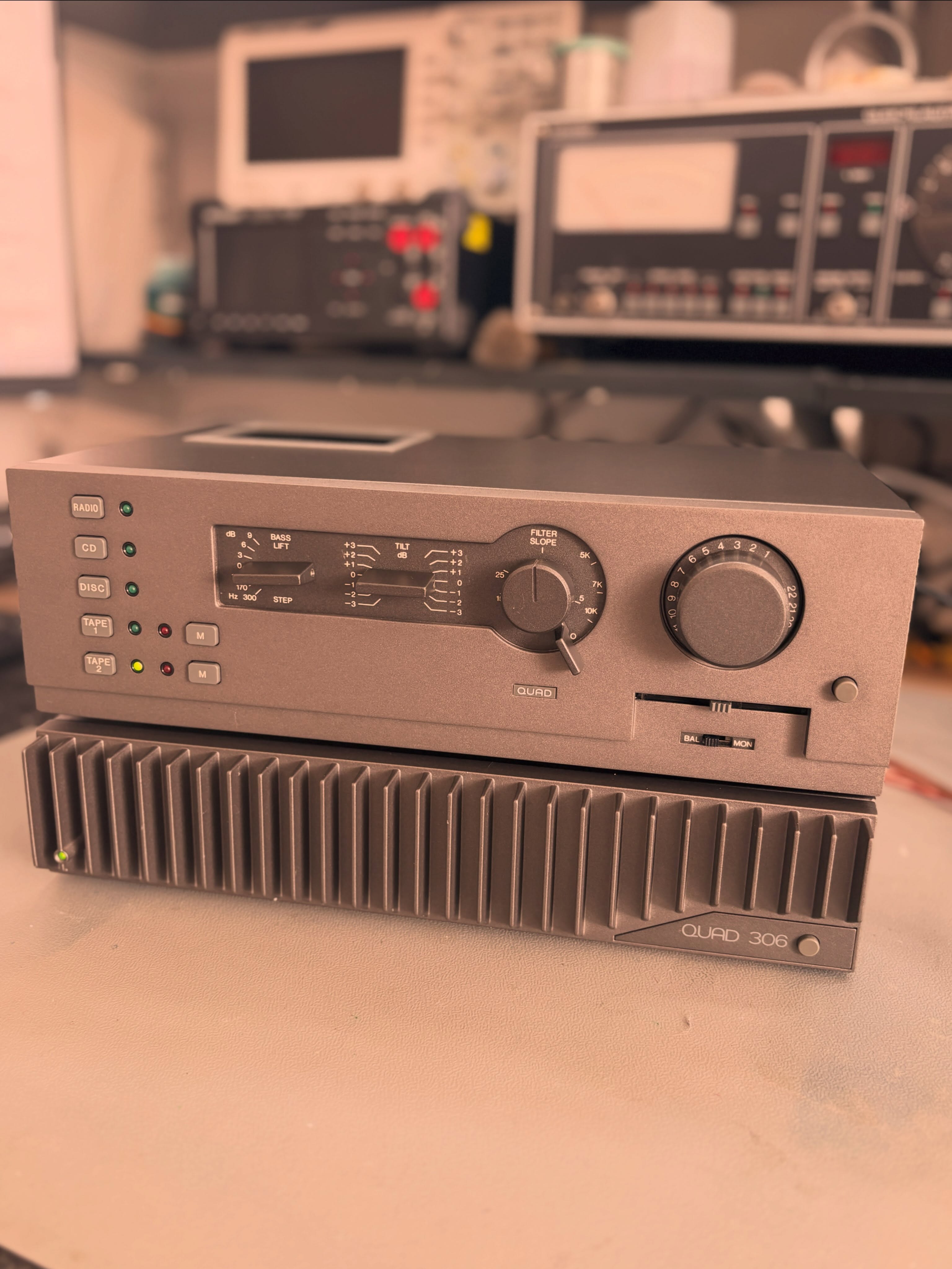 QUAD 44 / 306….. Schöne Kombi mit mega Sound. Beide komplettes Recapping, da stellenweise nur 50% Kapazität. Dazu viele kalte Lötstellen. Jetzt dürfen sie wieder ihre Qualität unter Beweis stellen. 😎
#vintageaudiomd #vintageaudio #vintageaudiorepair #vintagehifi #quad