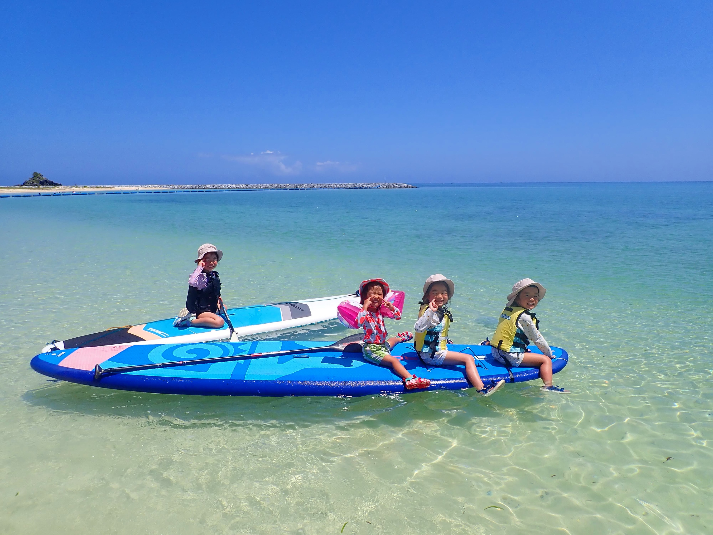 ファミリーSUP🏄♂️🌴
この日は2家族をご案内♪
小さなお子様も一緒に、
沖縄の海をのんびりSUPクルージング😊
海の上ではみんな素敵な笑顔に✨😆
ご家族みなさんで、ゆったりとした時間を楽しんでいただきました♪
ご参加いただき、ありがとうございました🌺
🏄♂️ GOODGOODSUN
📍沖縄県今帰仁村
SUP・シーカヤック・シュノーケリング体験を開催中。
古宇利島・今帰仁・本部エリアを中心に、
その日のコンディションに合わせた
一番きれいな海へご案内しています🌴
#今帰仁村
#古宇利島
#SUP
#シュノーケリング
#シーカヤック
SIJ
日本SUP指導者協会公認スクール
SUPインストラクター
シュノーケリングインストラクター
水難救助員
沖縄旅行
沖縄アクティビティ