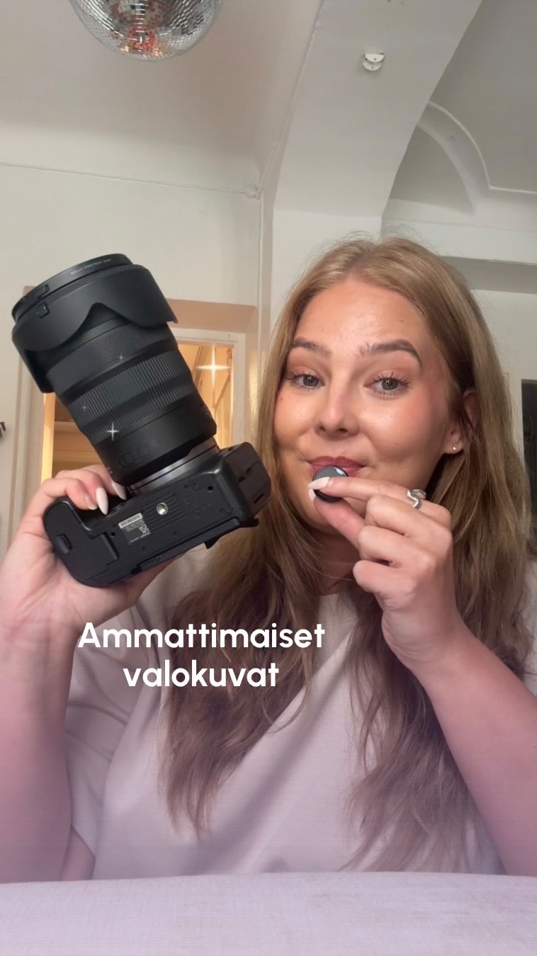 📸 Hyvät valokuvat eivät ole kadonneet mihinkään!
Vaikka lyhytvideot ovat tällä hetkellä somen ykkösformaatti, laadukkaat valokuvat ovat edelleen yksi yrityksen tärkeimmistä markkinointimateriaaleista.
Samoja kuvia voidaan hyödyntää esimerkiksi nettisivuilla, somepotauksissa, messumateriaaleissa, uutiskirjeissä, mainonnassa, pakkauksissa... you name it! Kun yrityksellä on laadukas kuvapankki valmiina, markkinointi pysyy yhtenäisenä ja sisällöntuotanto on huomattavasti sujuvampaa. ✅
Ja mikä parasta: samasta kuvauspäivästä me saadaan usein sekä valokuvat että lyhytvideot. Näin saat kaiken tarvitsemasi sisällön yhdellä kertaa. 💜
#somemarkkinointi #valokuvaus #lyhytvideot