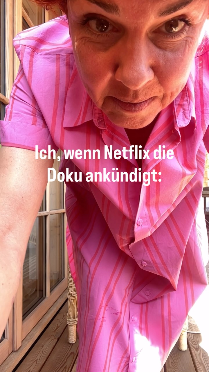 🤫 Es gibt Themen, über die wir jahrzehntelang geschwiegen haben.
Die Wechseljahre gehören dazu.
Nicht mehr.
Mit MENOMIO möchte ich zeigen, dass Wechseljahre kein Problem sind. Keine Endstation. Und schon gar nichts, wofür Frau sich schämen muss.
🩷 Sie sind eine komplett normale Lebensphase.
🧡 Mit Herausforderungen.
🩷 Mit Chancen.
🧡 Und mit unendlich viel Potenzial, wenn wir endlich anfangen, offen darüber zu sprechen.
Vielleicht ist genau das der Anfang einer Bewegung.
✨ Für Frauen, die sich nicht länger klein machen.
✨ Für Frauen, die Antworten statt Tabus wollen.
✨ Für Frauen, die wissen: Die besten Jahre entstehen nicht von allein. Wir gestalten sie.
Wenn du gerade zum ersten Mal hier bist:
Willkommen bei MENOMIO. 🩷🧡
Hier gibt es Wissen statt Angstmache.
Mut statt Scham.
Und ganz viel Glitzer für die Wechseljahre.
👉 Kennst du eine Frau, die das hören oder lesen sollte? Dann schick ihr dieses Reel.
Und ja, die Doku lass ich sicher im @seinsalzkammergut drehen - weil‘s dort soooo schön ist.
_Werbung von Herzen_