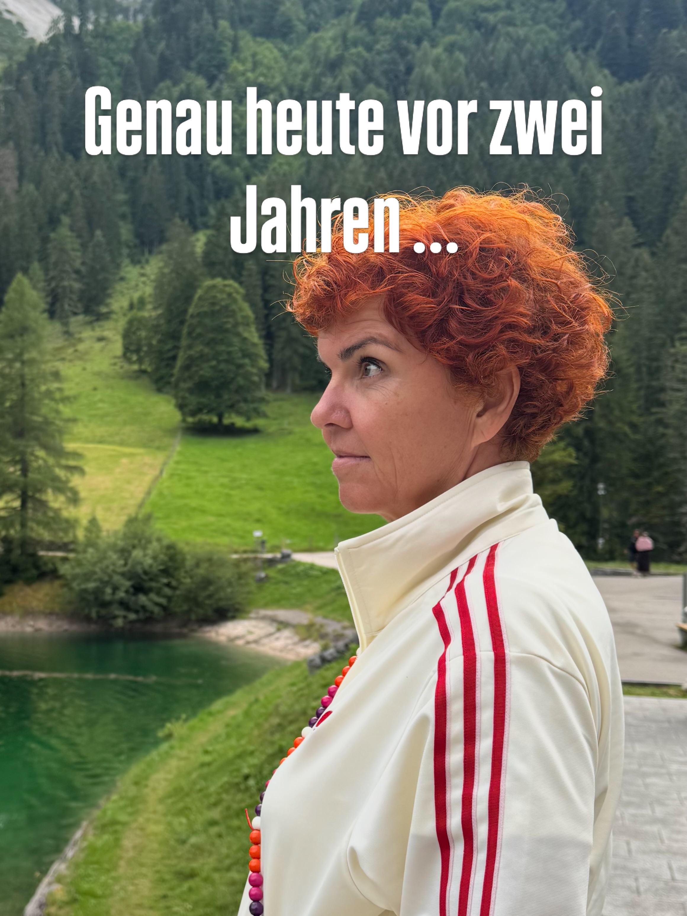 ✨ Vor genau zwei Jahren habe ich meinen sicheren Job verlassen.
Nicht, weil ich wusste, dass es funktionieren wird.
Sondern weil ich wusste, dass ich es bereuen würde, wenn ich es nicht versuche.
Heute blicke ich zurück.
Und ehrlich?
Ich bin stolz.
Nicht auf Zahlen.
Sondern auf das, was daraus geworden ist.
Aus einem Podcast ist eine Bewegung entstanden.
Tausende Frauen haben durch MENOMIO begonnen, ihre Wechseljahre mit anderen Augen zu sehen.
Nicht als Defekt.
Nicht als Ende.
Sondern als das, was sie sind:
Eine ganz natürliche Lebensphase. Und vielleicht sogar die erste, in der wir lernen dürfen, uns selbst endlich wieder an erste Stelle zu setzen.
Wenn ich heute sehe, wie offen Frauen über ihre Symptome sprechen, sich gegenseitig unterstützen und plötzlich merken: “Ich bin nicht allein”, dann weiß ich, warum ich das alles mache.
Aber ich möchte auch ehrlich sein.
Selbstständigkeit ist nicht nur Freiheit.
Sie bedeutet auch Zweifel.
Verantwortung.
Schlaflose Nächte.
Monate, in denen man nicht weiß, wie sich das Konto entwickeln wird.
Entscheidungen, die einem niemand abnimmt.
Manchmal wünsche ich mir diese Sicherheit zurück.
Aber nur ganz kurz.🤭
Denn dann merke ich wieder:
Ich darf jeden Tag genau das tun, woran ich zutiefst glaube.
Ich kenne keine Montage, vor denen ich mich fürchte.
Und ich warte auch nicht aufs Wochenende, damit mein Leben beginnt.
Das ist ein riesiges Privileg.
Und je länger ich darüber nachdenke, desto mehr glaube ich:
Die Wechseljahre waren nicht nur der Grund, warum MENOMIO entstanden ist.
Sie waren der Schubs, den ich gebraucht habe, um endlich „all in“ zu gehen.
Danke an jede einzelne Frau, die zuhört, kommentiert, teilt, Fragen stellt oder einfach den Mut hat, offen über Wechseljahre zu sprechen.
Ihr seid der Grund, warum aus einer Idee etwas viel Größeres geworden ist.
Und ich habe das Gefühl:
Wir stehen gerade erst am Anfang. ✨🩷🧡
#glitzernstattschwitzen #wowstattwäh #glücklichewechseljahre