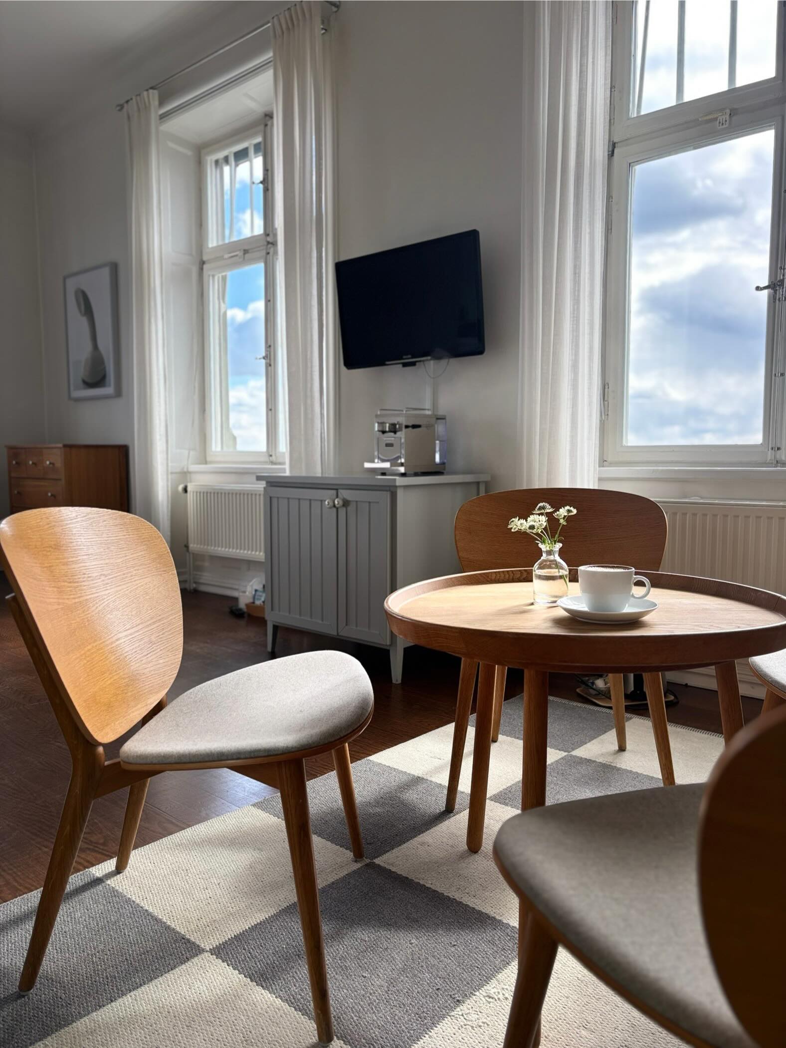 Smakfullt inredda rum, designklassiker och omsorg om varje detalj. Varmt välkommen till Sigtuna Stadshotell! ❤️
#hoteldesign #arnejacobsen #fritzhansen