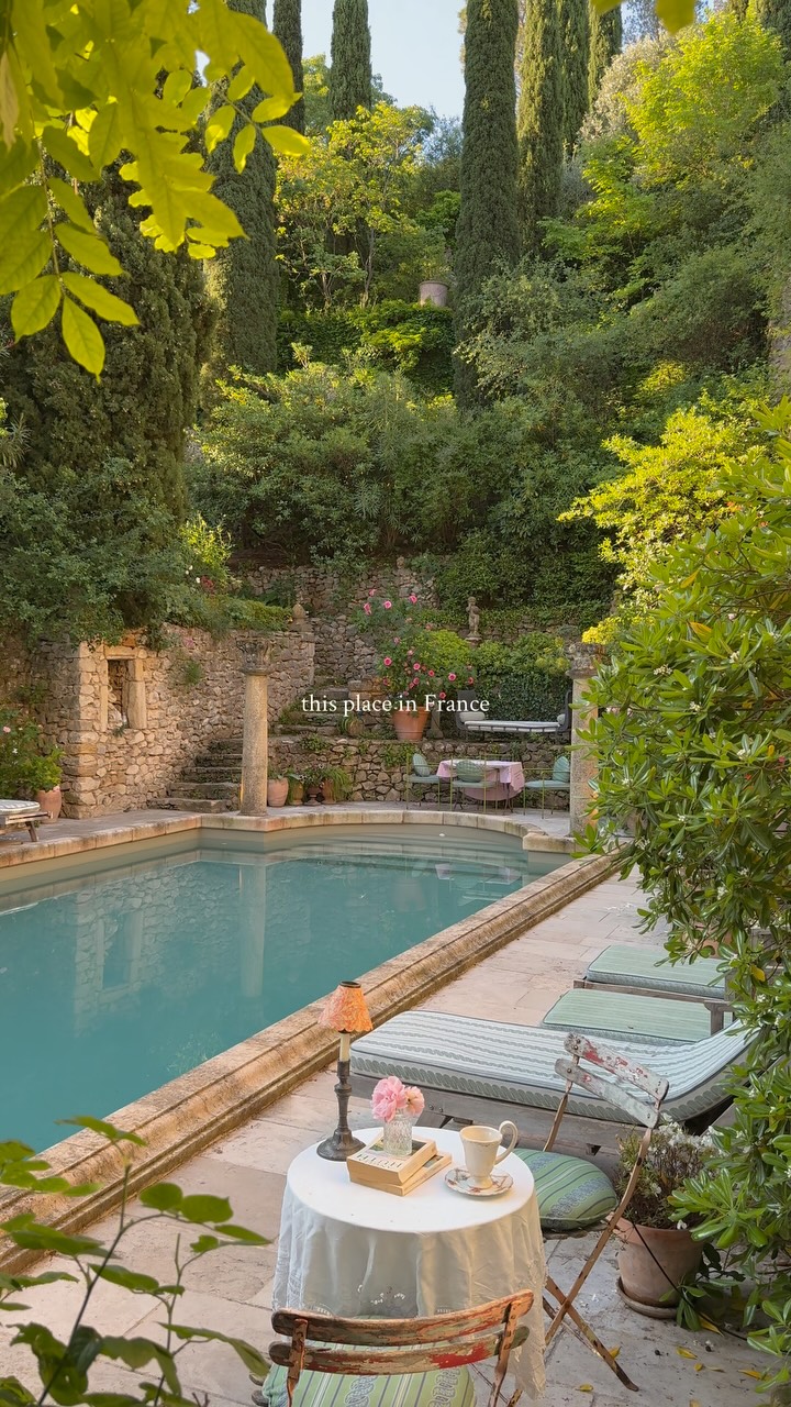 the most beautiful place in Provence 🌸 @aevasionn
send this to someone you would love to be here with 💌
.
.
provenza | provence | france | luberon | summer | Provençal | slow life | chateau | holidays | airbnb | la vie en rose | french life
#igfrance #frenchcountryside #provencefrance #lesud #france