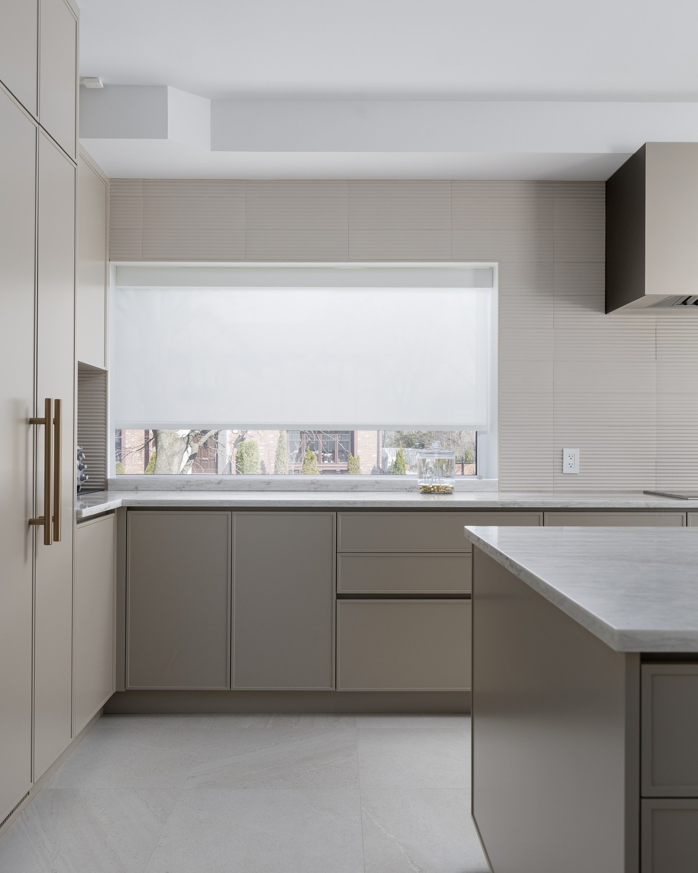 Textured backsplash, marble-look counters, and a wide window to match — this renovated kitchen gets a custom roller shade built right to size. Book your free evaluation today. 📲🪟
#mtlblinds #customblinds #rollerblind #kitchendesign #windowtreatments #montrealhomes