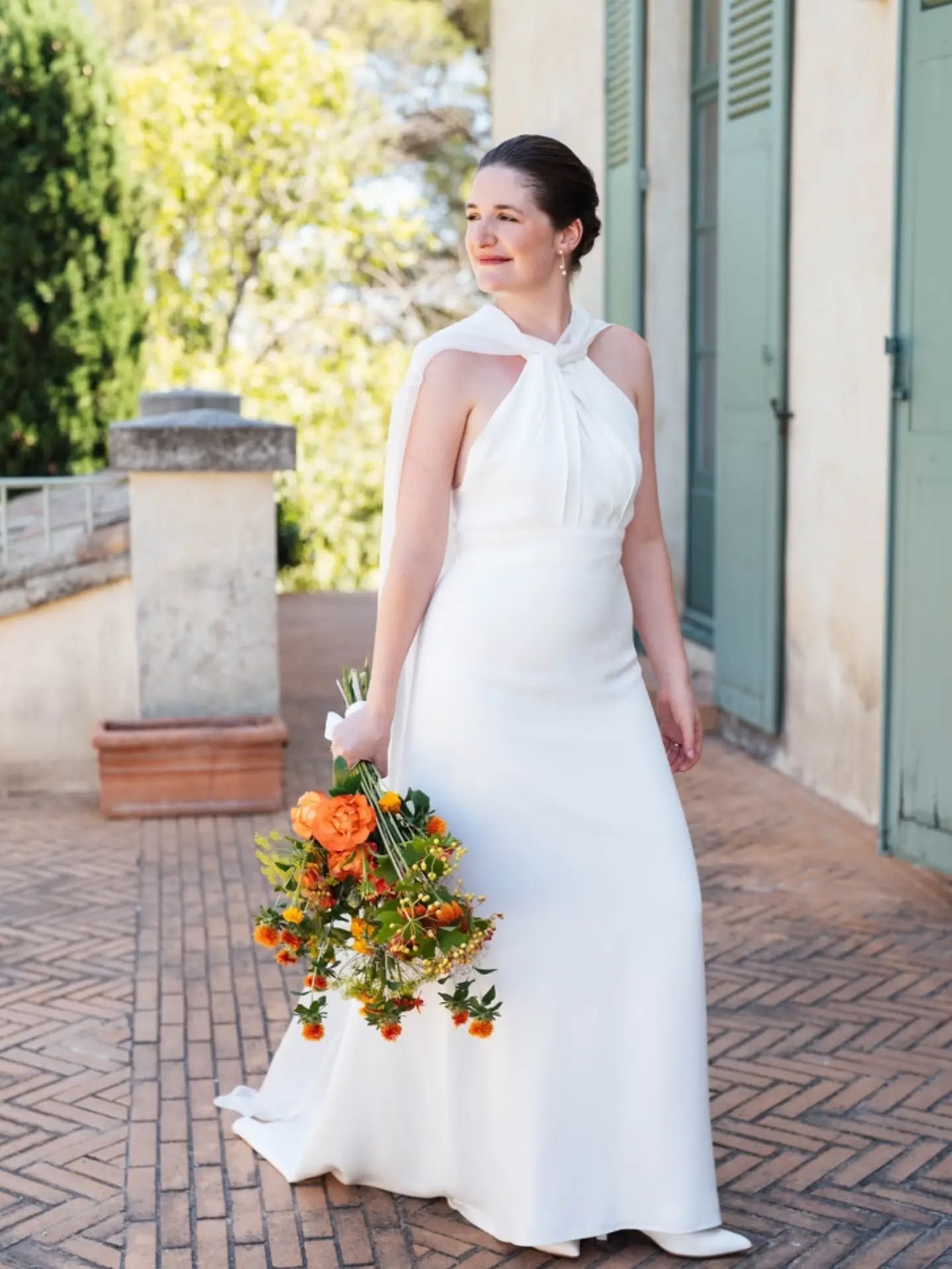 Louise 🤍
Après avoir réalisé la robe de mariée de sa sœur il y a deux ans, et sa tenue de mariage civil l'année dernière c'était un plaisir de retrouver Louise pour la création de sa robe de mariée. Nous avons créé une robe tout en élégance et en légèreté pour son mariage dans le sud , avec un drapé devant, une dos nu géométrique et une cape en mousseline de soie qui vient finir la tenue.
📸@garancevanessa