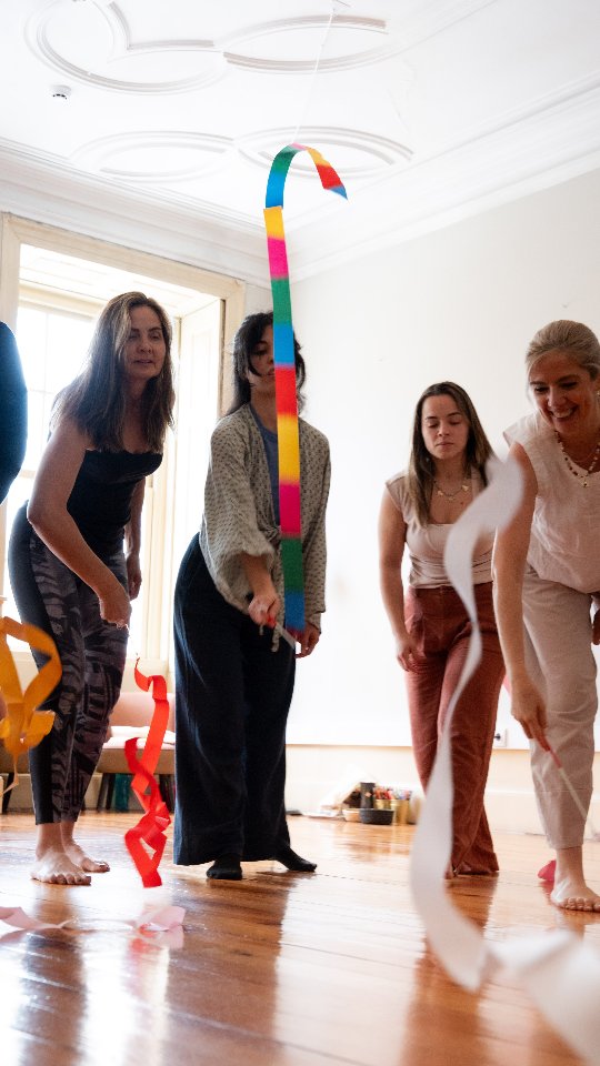 Hoje celebramos o final de mais uma edição da formação de Facilitador(a) de Movimento Consciente & Dança Expressiva. 🤍
Cada percurso foi único. Cada corpo encontrou a sua voz. Cada movimento contou uma história.
É um privilégio acompanhar pessoas que escolhem facilitar espaços de presença, autenticidade e transformação através do corpo e do movimento.
A todas as novas facilitadoras, parabéns por esta conquista. Que este seja apenas o início de um caminho cheio de significado.
Com Amor, 💖
Lisa Bompastor
📸 @cristianaeiras
✨ As inscrições para a próxima edição já estão abertas. Se sentes que este pode ser o teu caminho, será um gosto caminhar contigo.
📍Todas as informações estão disponíveis no nosso site.
🔗 Link na bio.
#MovimentoConsciente #DançaExpressiva #MovimentoConscienteEDançaExpressiva #Formação #Facilitadores DesenvolvimentoPessoal ExpressãoCorporal CorpoEmMovimento PsicologiaCorporal LisaBompastor