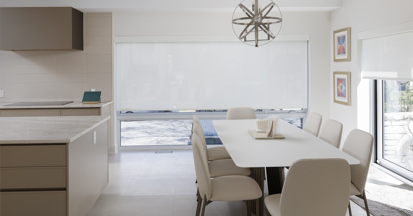 With windows wrapping this kitchen and dining space, sheer roller shades give the room privacy by day without losing that bright, open feel. ☀️
Need help with your home? Send a DM!
#mtlblinds #customblinds #rollerblind #windowtreatments #interiordesign #diningroomdecor #montrealhomes