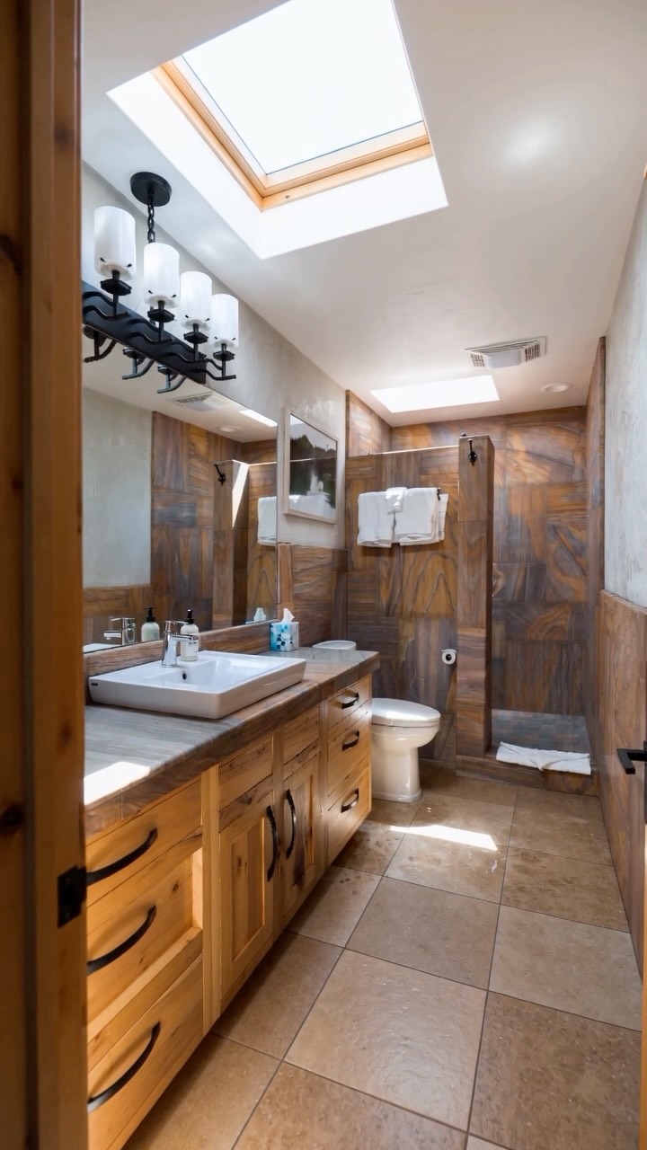 👀Talk about spacious! With an amazing walk-in shower and skylight your room is perfectly set up for recharging, rejuvenating, and relaxing. #wallstreetsuitesbendoregon #dogfriendlyhotels #downtownbend