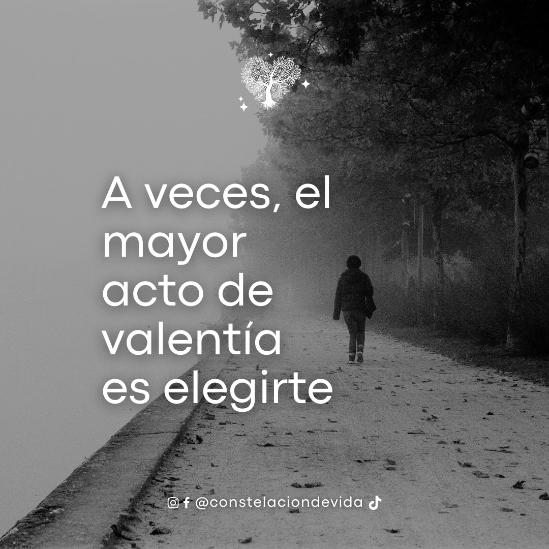 Durante mucho tiempo, muchas personas aprenden a poner las necesidades de los demás antes que las propias. Ayudan, resuelven, sostienen y acompañan, incluso cuando eso significa dejarse a sí mismas en último lugar.
Con el tiempo, esto puede sentirse como una obligación: creer que descansar es egoísmo, que decir “no” es fallar o que priorizarse significa dejar de querer a quienes nos rodean.
Sin embargo, elegirte no implica dejar de amar a los demás. Significa reconocer que tú también formas parte de las personas que merecen cuidado, respeto y atención.
Desde una mirada sistémica, observar cómo nos relacionamos con nuestra historia familiar puede ayudarnos a comprender por qué, en ocasiones, nos cuesta tanto ocupar nuestro propio lugar. No se trata de señalar culpables, sino de entender qué aprendizajes seguimos repitiendo y cuáles ya no necesitamos cargar.
Elegirte puede verse de muchas formas: poner un límite, pedir ayuda, descansar sin culpa, expresar lo que sientes o tomar una decisión que te acerque a la vida que deseas.
No siempre es el camino más fácil, pero muchas veces sí es el más valiente.
✨ ¿En qué momento de tu vida elegiste priorizarte por primera vez? Cuéntamelo en los comentarios. Me encantará leerte.
🌐 constelaciondevida•com
🔮 Agenda tu sesión enlace en el perfil
📩📲 55 4453 509
#TerapiaSistémica #ConstelacionesFamiliares #AmorPropio #SanaciónEmocional #Autoconocimiento