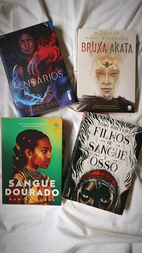 Tem trilogias que a gente termina. E tem trilogias que deixam uma saudade danada. ❤️
Sabe aquela sensação de fechar o último livro e ficar alguns dias sem saber o que fazer da vida? Eu chamo de ressaca literária. E, sinceramente, já aceitei que ela faz parte da experiência de amar uma boa história.
Essas quatro trilogias me fizeram rir, sofrer, criar teorias, me apegar aos personagens e, no fim, sentir aquele vazio bonito que só uma leitura inesquecível consegue deixar.
📚 O Legado de Orïsha, da Tomi Adeyemi
📚 Série Imortais, da Namina Forna
📚 Série Akata, da Nnedi Okorafor
📚 Série Lendários, da Tracy Deonn
São histórias diferentes entre si, mas todas têm algo em comum: deixaram de ocupar um lugar na estante para ocupar um lugar na minha memória.
E agora eu quero saber: qual trilogia você apagaria da memória só para ter a felicidade de descobrir tudo outra vez? ✨
Quem sabe ela não entra para a minha próxima ressaca literária 🤭🫣
#Fantasia #LiteraturaFantástica #Livros #EnsaiosDaNega