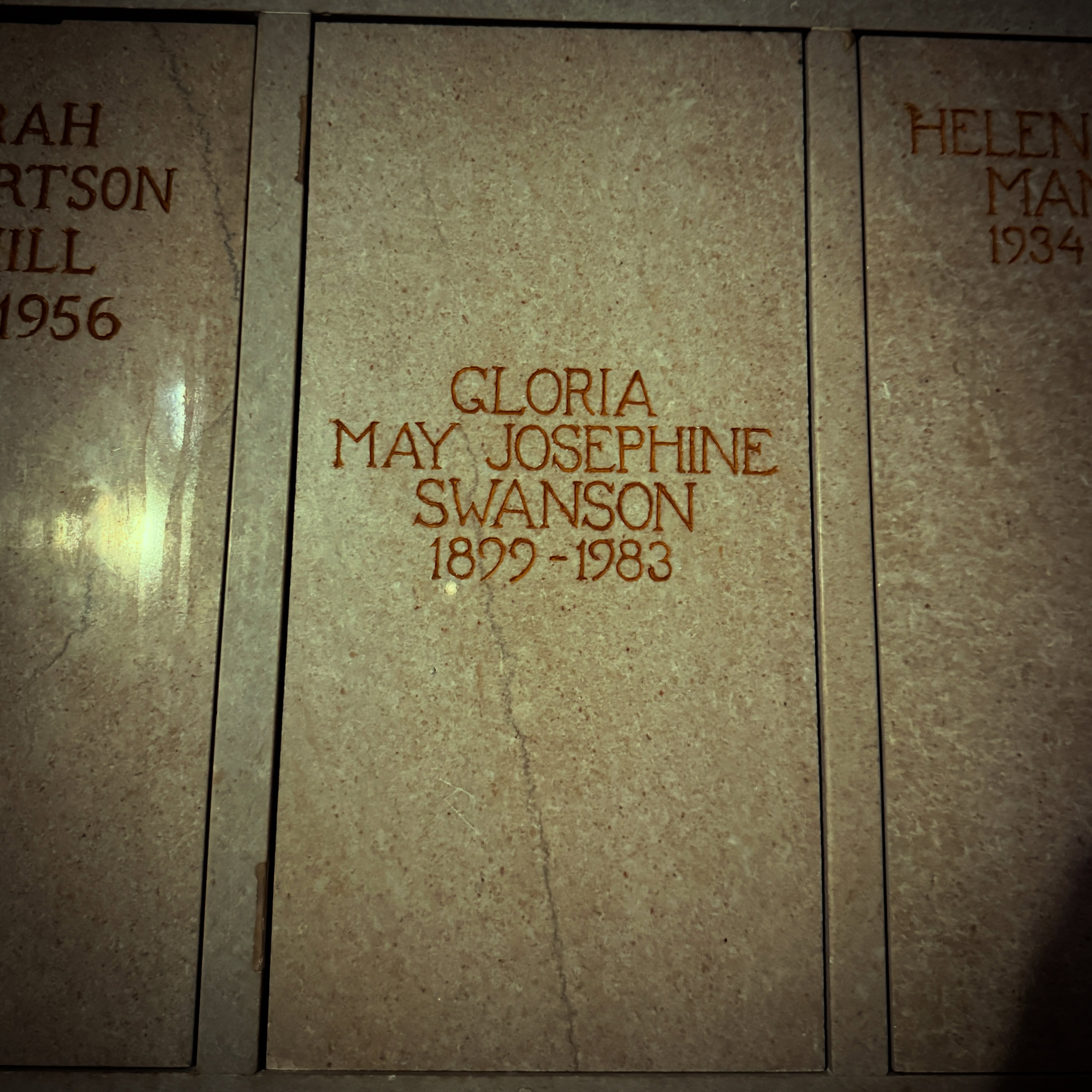 The highlight of my recent New York trip was visiting the grave of Hollywood icon, Gloria Swanson, who played Norma Desmond in one of my favorite films, Sunset Boulevard.
“Alright Mr. Dark, I’m ready for my closeup…”
.
#gloriaswanson #classichollywood #sunsetboulevard #filmnoir #grave