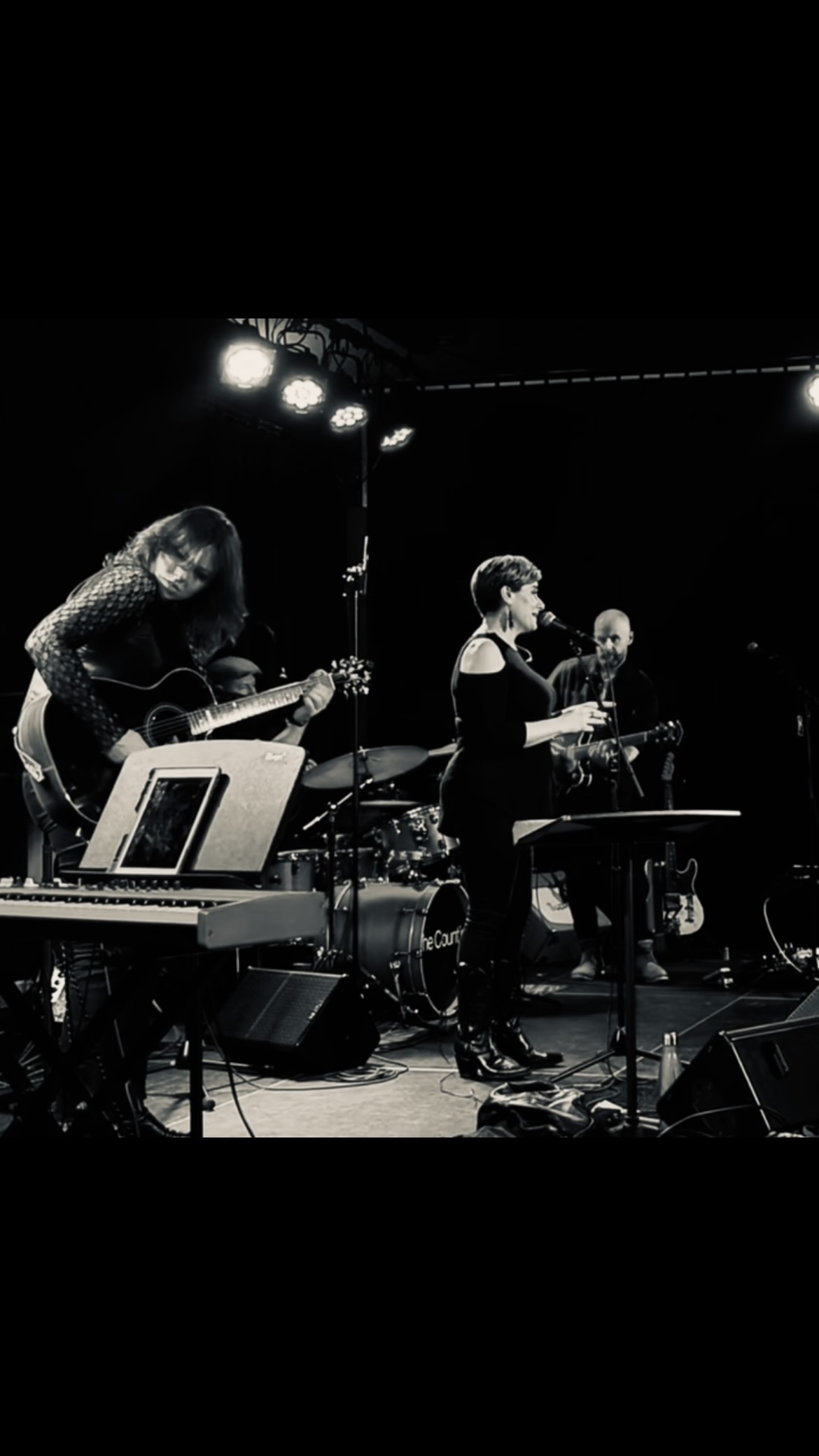 This was one of my absolute favourite songs to write with the most fabulous @jedd_hughes called Look Speak Fall.
Here’s a bit of it from my show at The Counts at @monashpac featuring @andymacguitar @haydyho and our very special guest @kathleen.halloran.music
Enjoy!!
If you’d like to have the full song all for yourself, the track is available on all platforms on my album “Into The Light”
Andy McGarvie & I will be playing a stripped back, intimate, acoustic duo show on Sat 29th Aug at @ivyonchapel only 33 seats remain. Head to my linktree in bio 👆🏼or www.ninaferro.com for tickets.
#ninaferro #vocalbadassery #originalmusic #livemusic #lookspeakfall