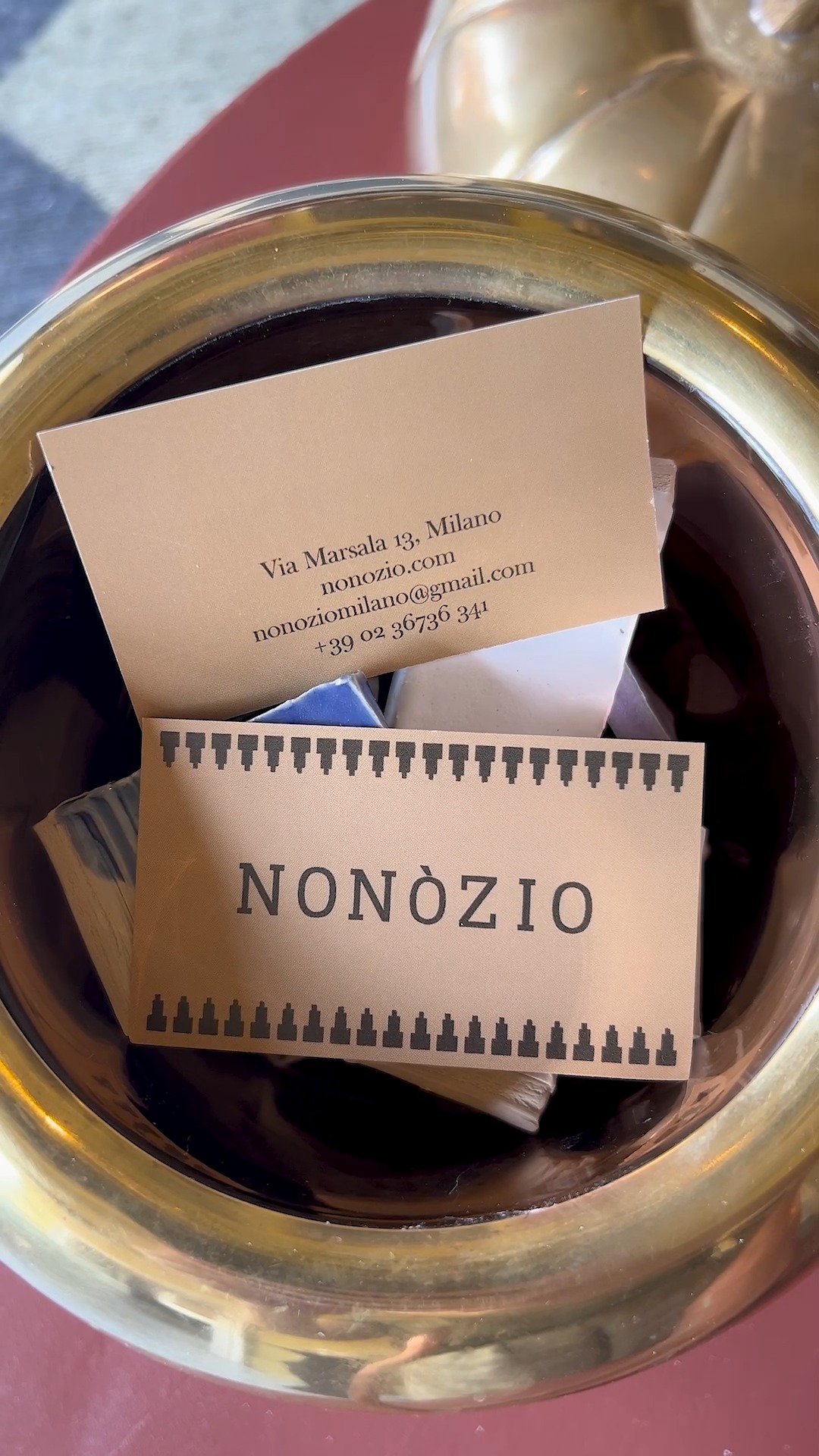 Nonòzio vuole essere un luogo di affetto e di scoperta, dove gli oggetti non sono soltanto scelti, ma sembrano a loro volta scegliere chi li incontra.
Nonòzio è soprattutto un luogo di relazione: tra chi immagina e chi realizza, tra progettista, artigiano e visitatore.
Sii curioso ed entra da Nonòzio!
Video: @virginiataroni_videomaker