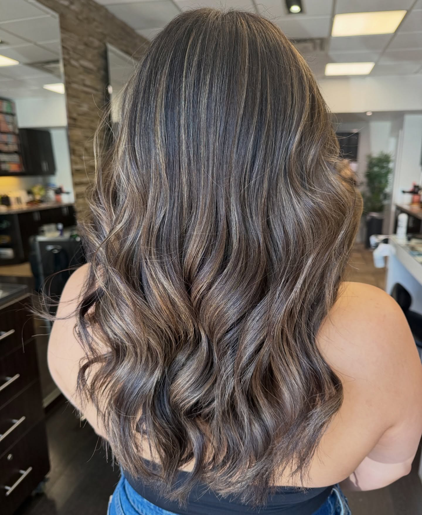 ✨ Back to brunette, but make the balayage shine. ✨
Sometimes the biggest transformation isn’t going lighter, it’s bringing the natural depth back. By enriching the base colour, we created the perfect contrast, making every ribbon of balayage pop while giving the hair a healthier, richer, more dimensional finish. 🤎✨
Swipe to see the before and after!
📍 Studio M Hair Design
📞 Call or text (416) 817-9903 to book your appointment and let us create a custom colour you’ll love.